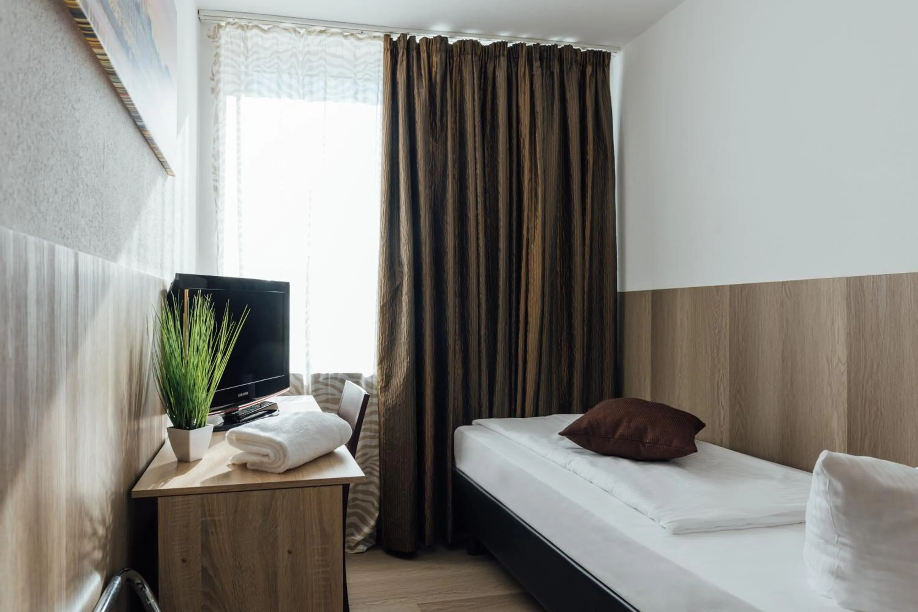 Bed in Hotel Hanseat Hamburg - Free Parking