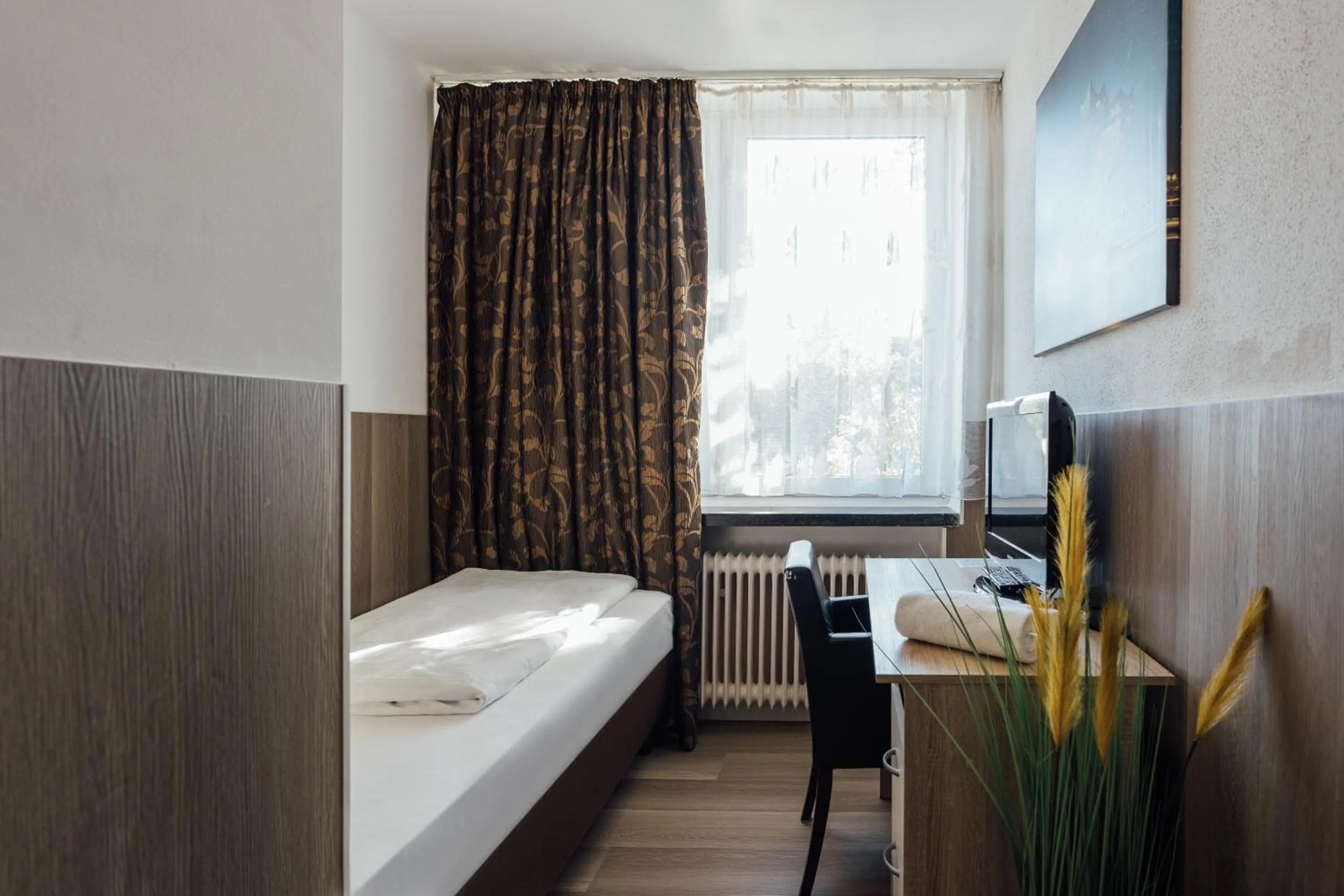 Bed in Hotel Hanseat Hamburg - Free Parking