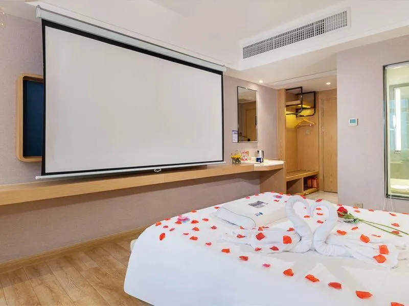 Bed in Kyriad Marvelous Hotel Dongguan Changan Light Rail Station