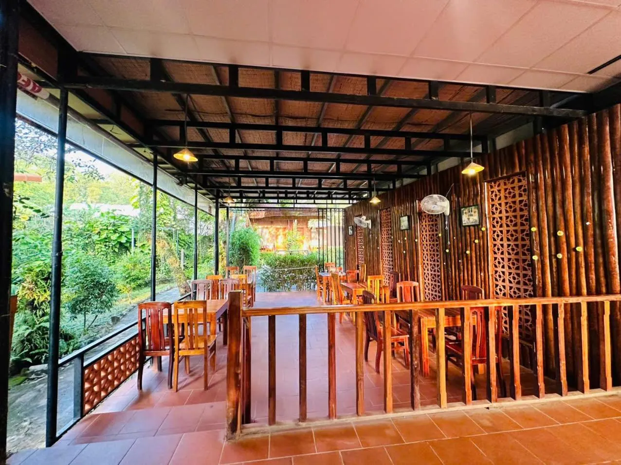 Restaurant/places to eat in Dong Xuan Hong Hotel