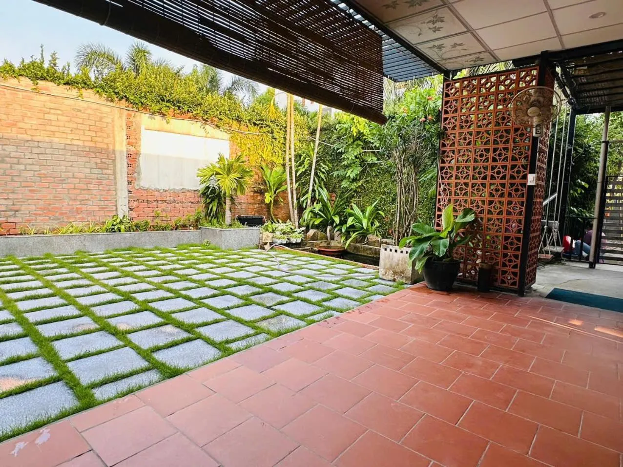 Restaurant/places to eat in Dong Xuan Hong Hotel