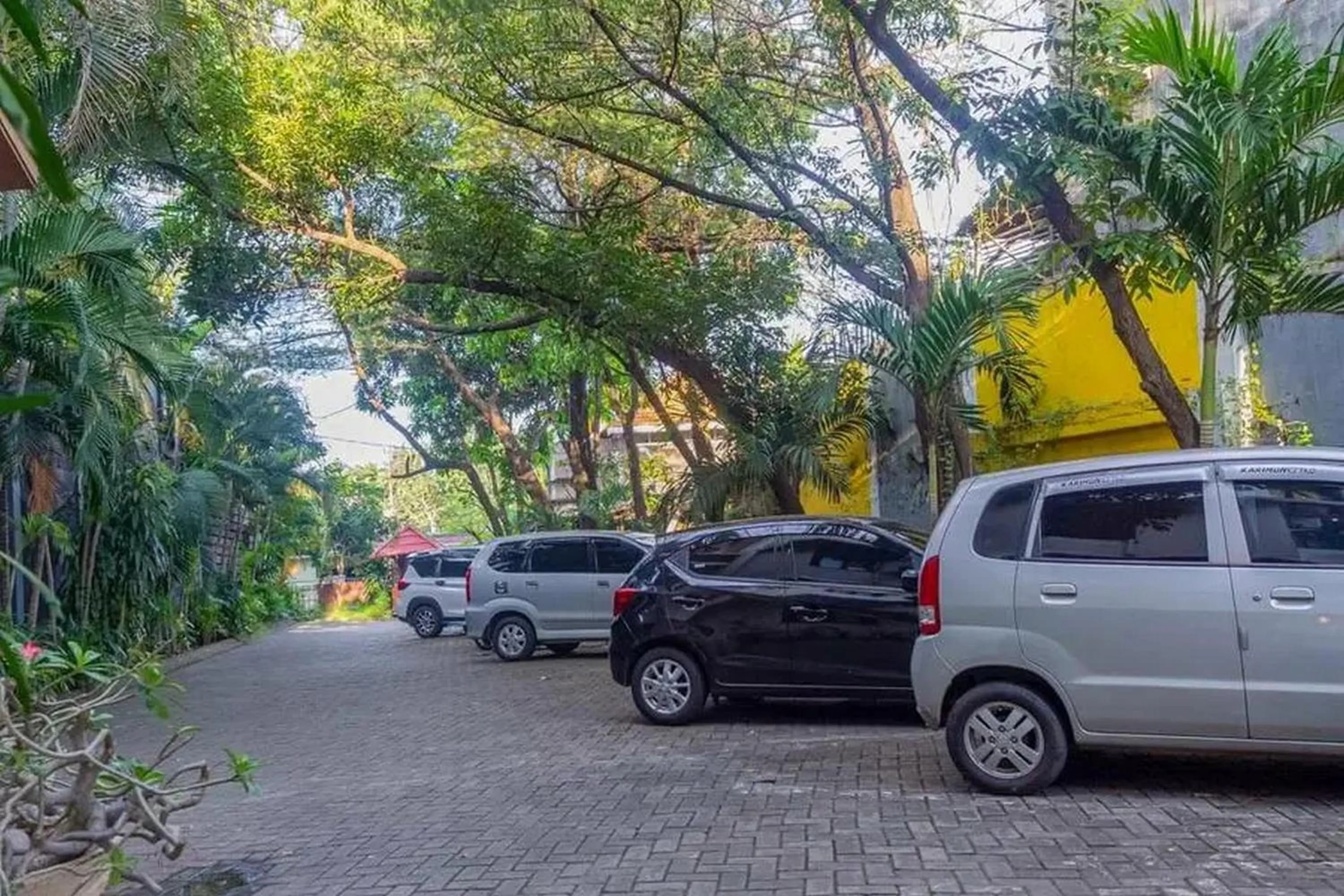Parking in Graha Ara Homestay Syariah RSUD Dr Soetomo Surabaya Mitra RedDoorz