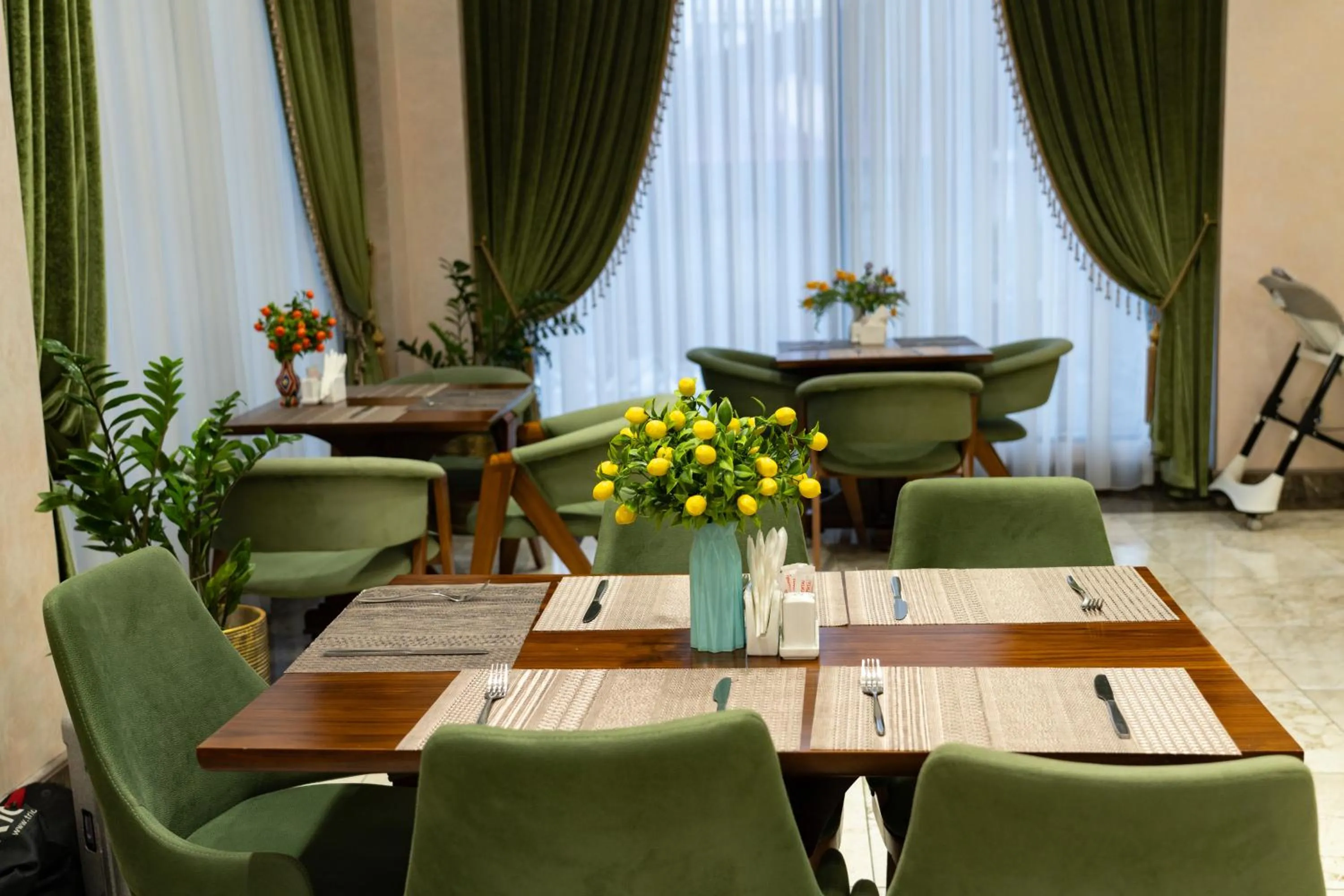 Restaurant/places to eat in Al Anvar Halal Hotel by HotelPro group