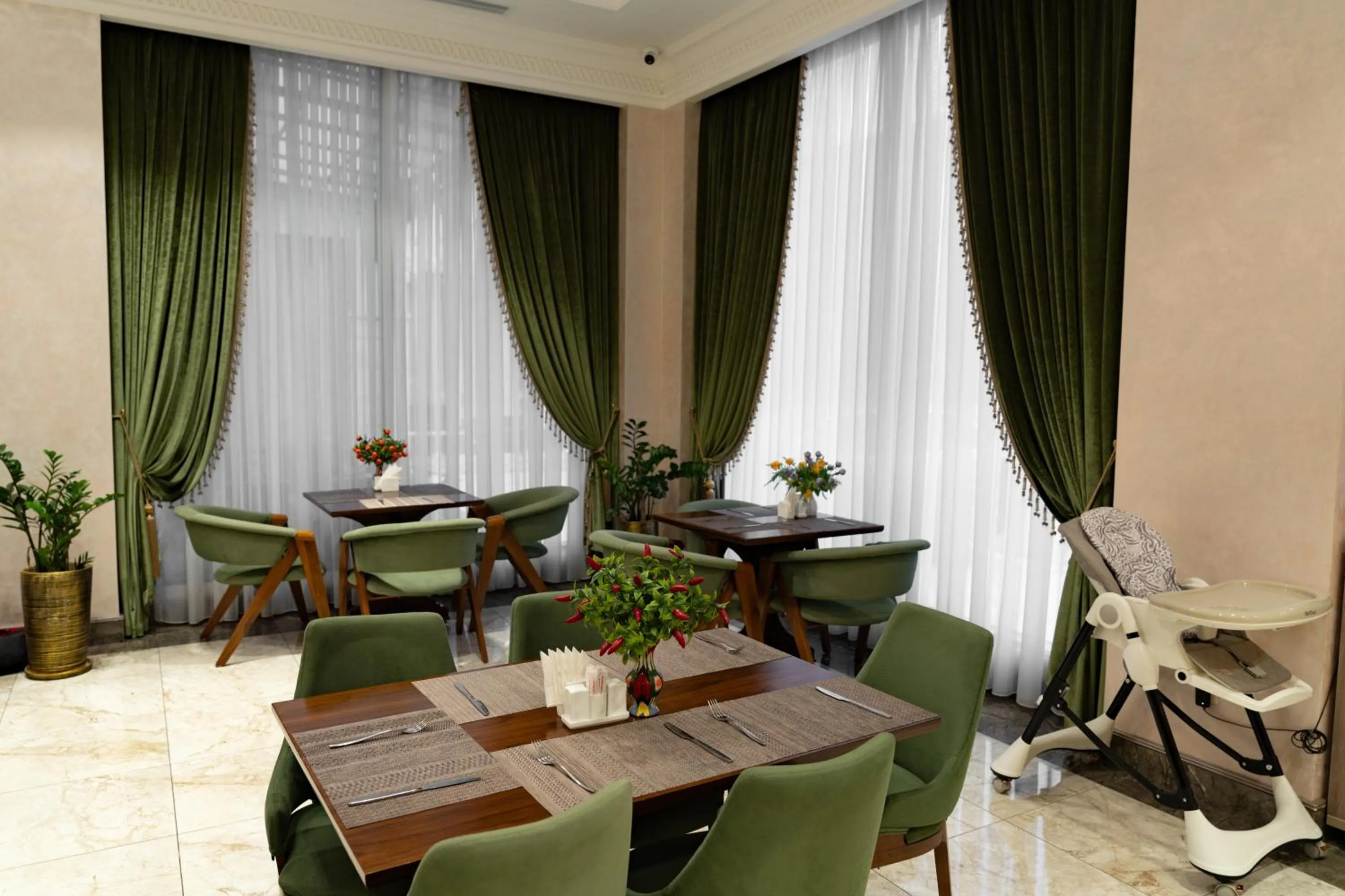 Restaurant/places to eat in Al Anvar Halal Hotel by HotelPro group