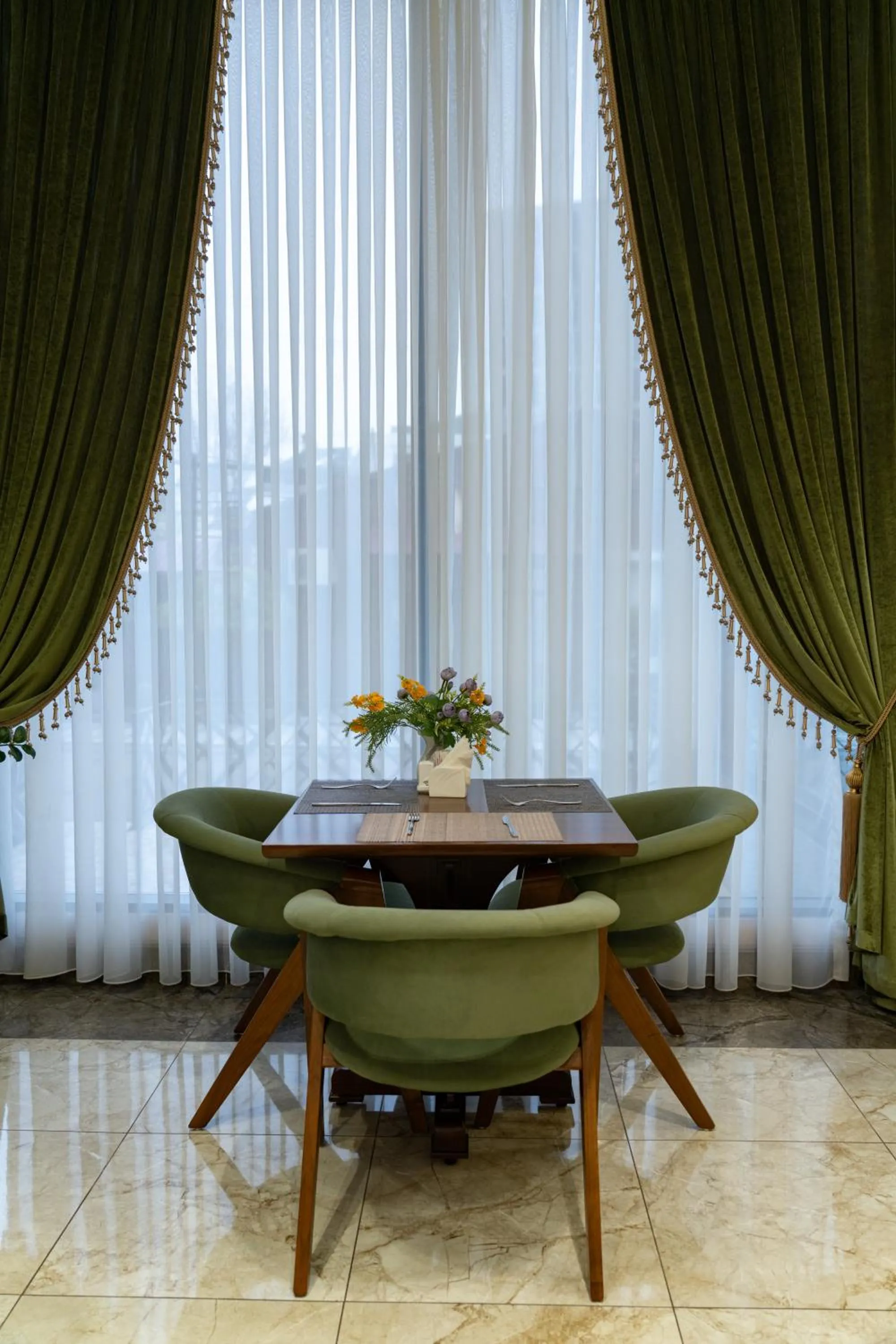 Restaurant/places to eat in Al Anvar Halal Hotel by HotelPro group