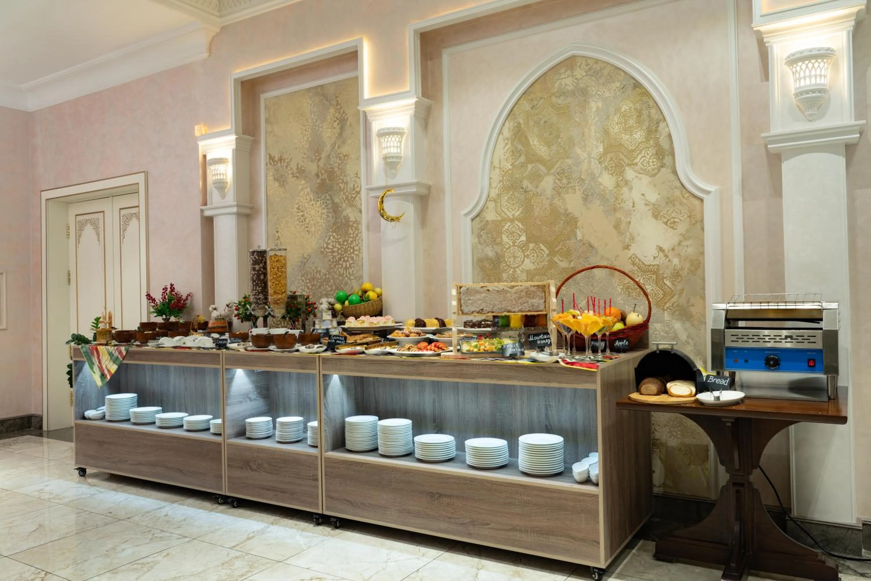 Restaurant/places to eat in Al Anvar Halal Hotel by HotelPro group