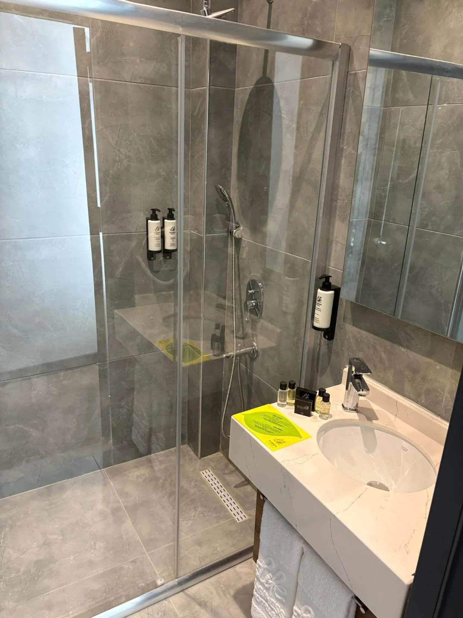 Shower in Business Life Hotel Güneşli