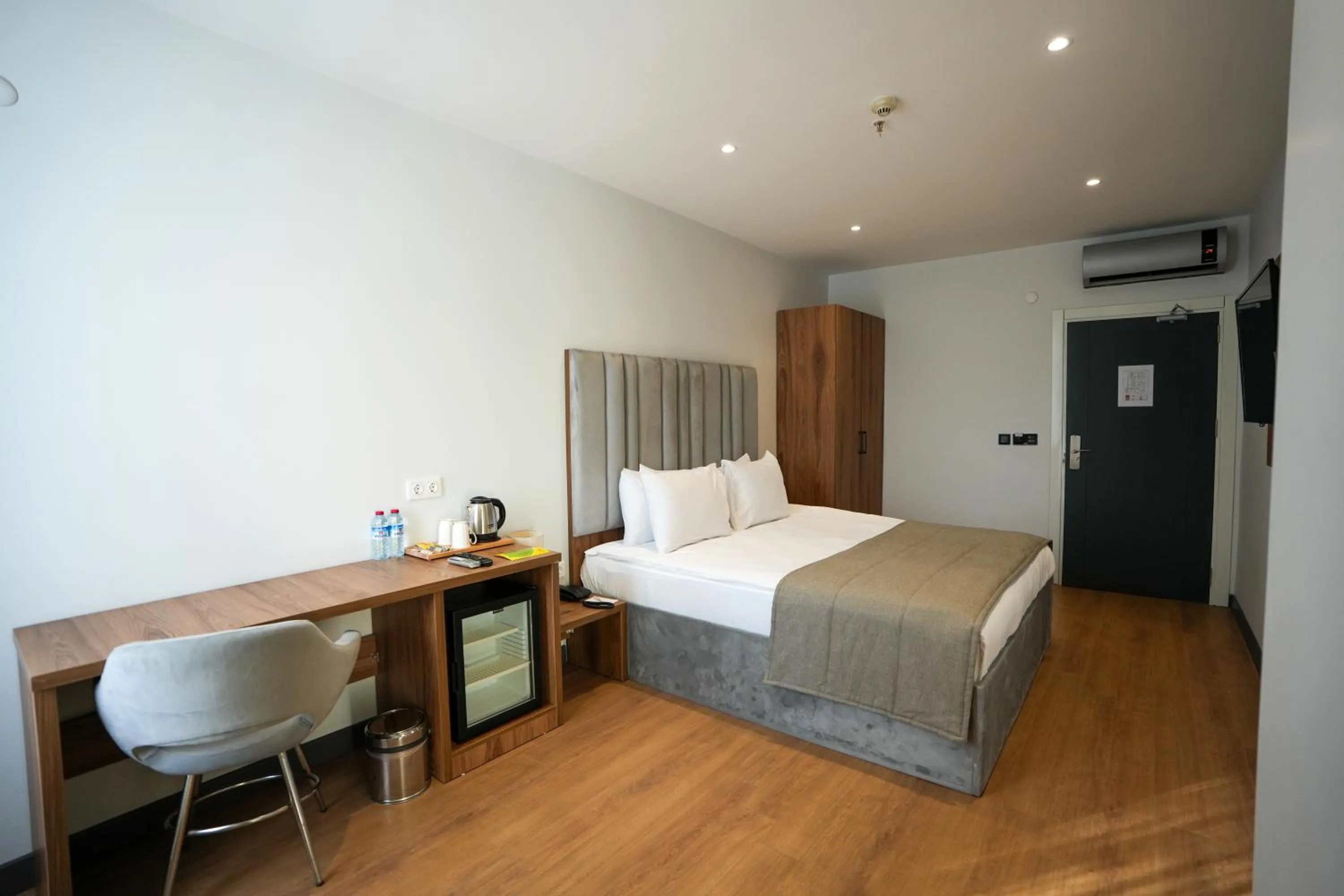 Photo of the whole room, Bed in Business Life Hotel Güneşli