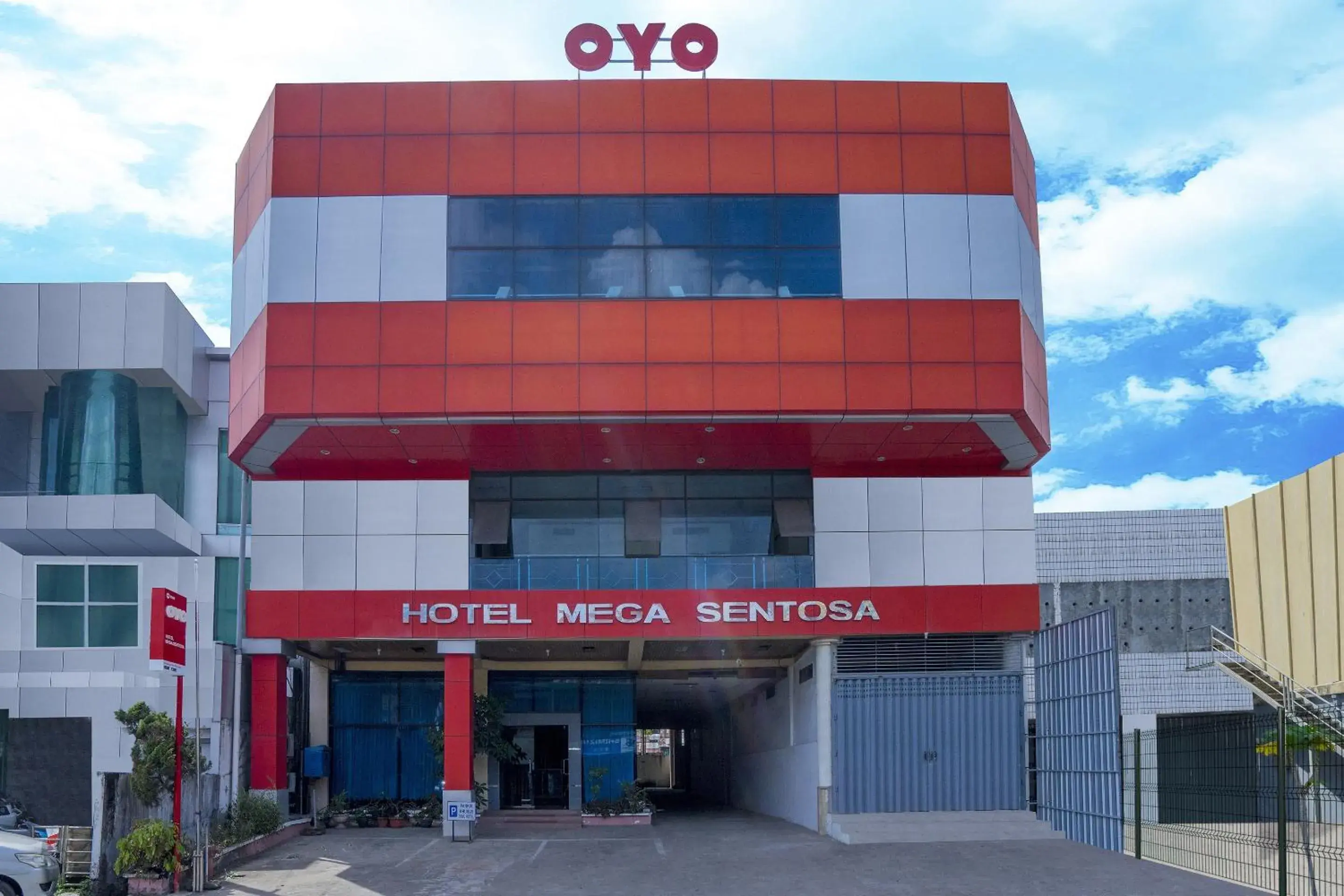 Facade/entrance in Hotel O Mega Sentosa Facade/entrance in Hotel O Mega Sentosa