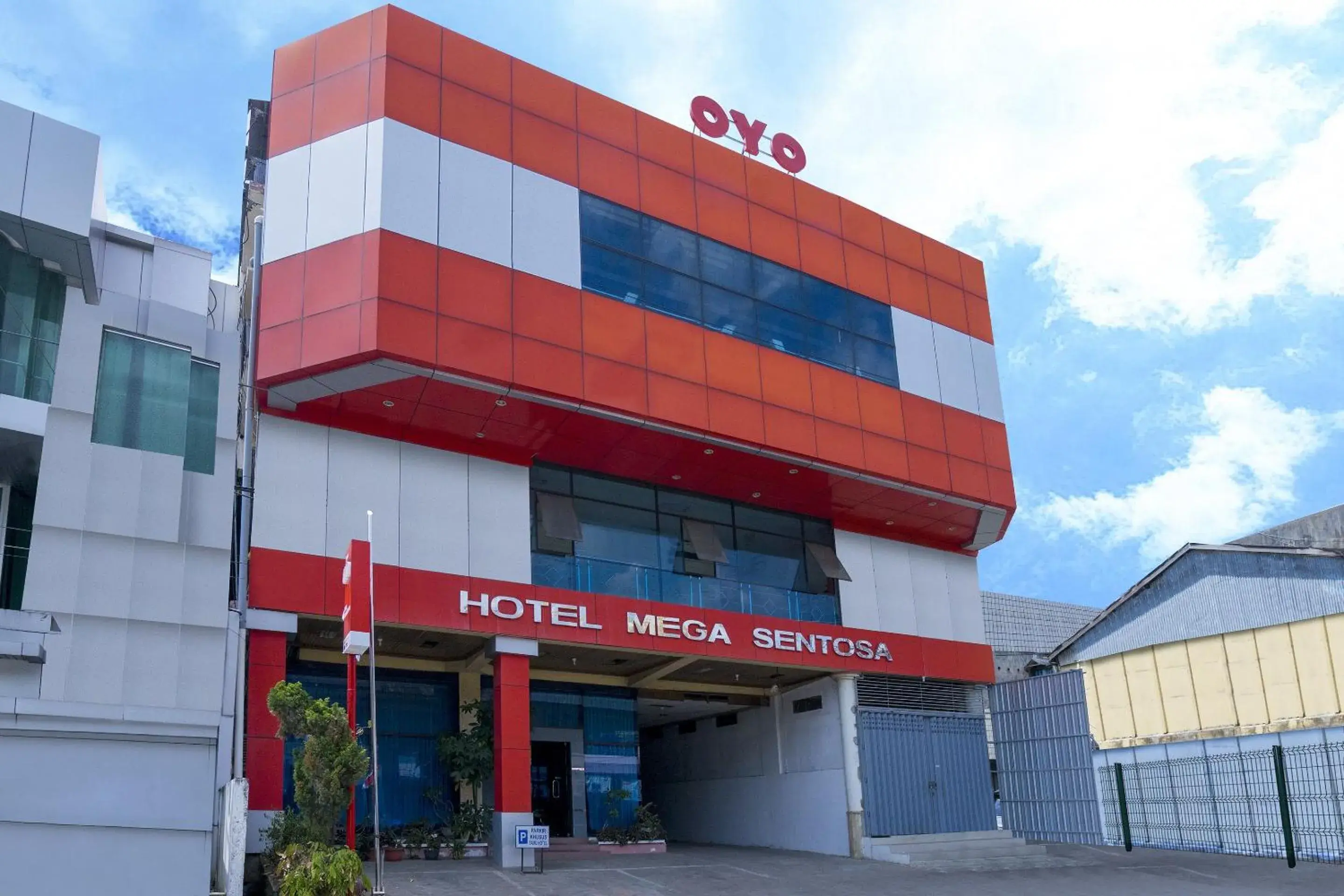 Facade/entrance in Hotel O Mega Sentosa Facade/entrance in Hotel O Mega Sentosa