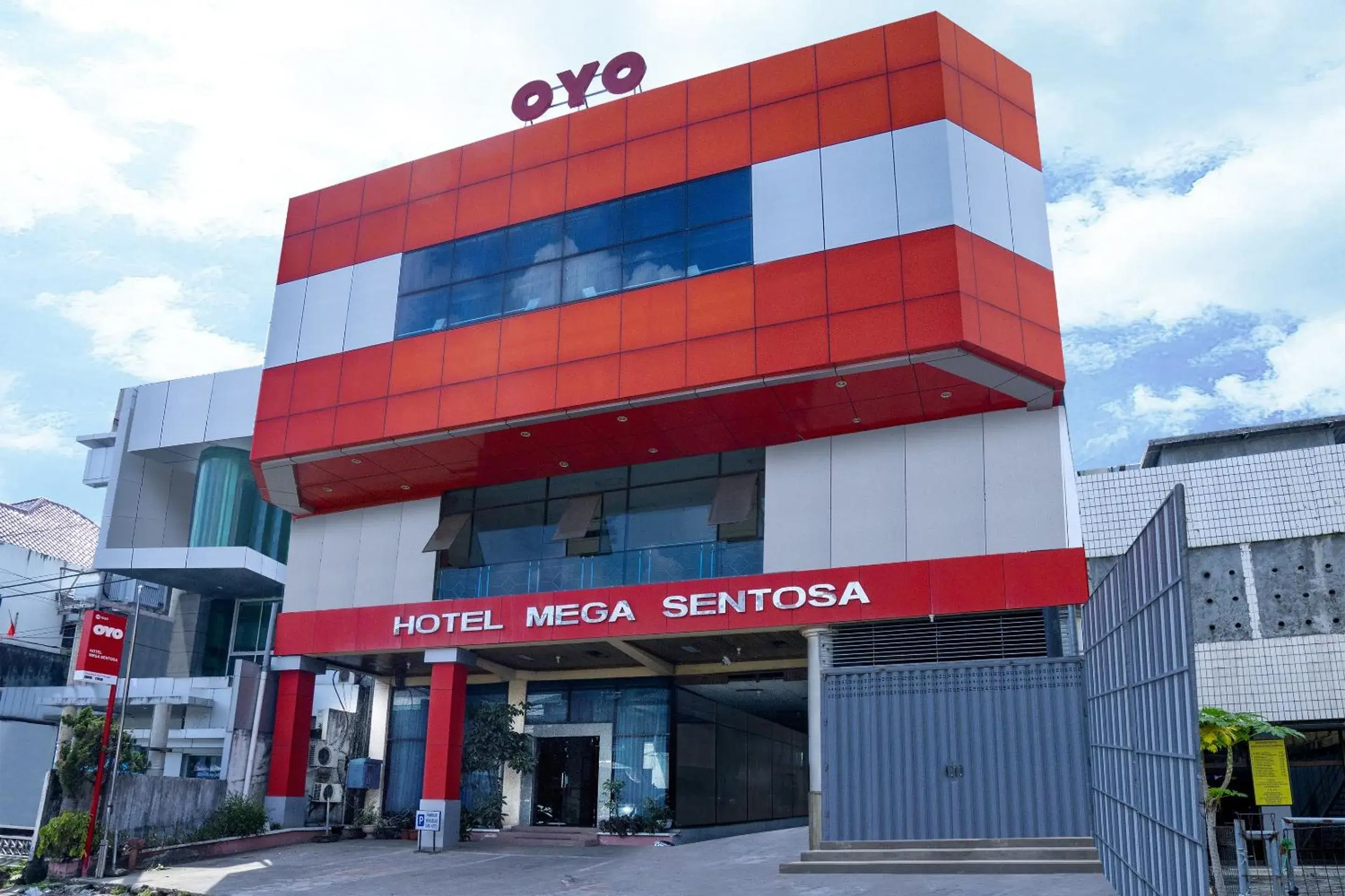 Facade/entrance in Hotel O Mega Sentosa Facade/entrance in Hotel O Mega Sentosa