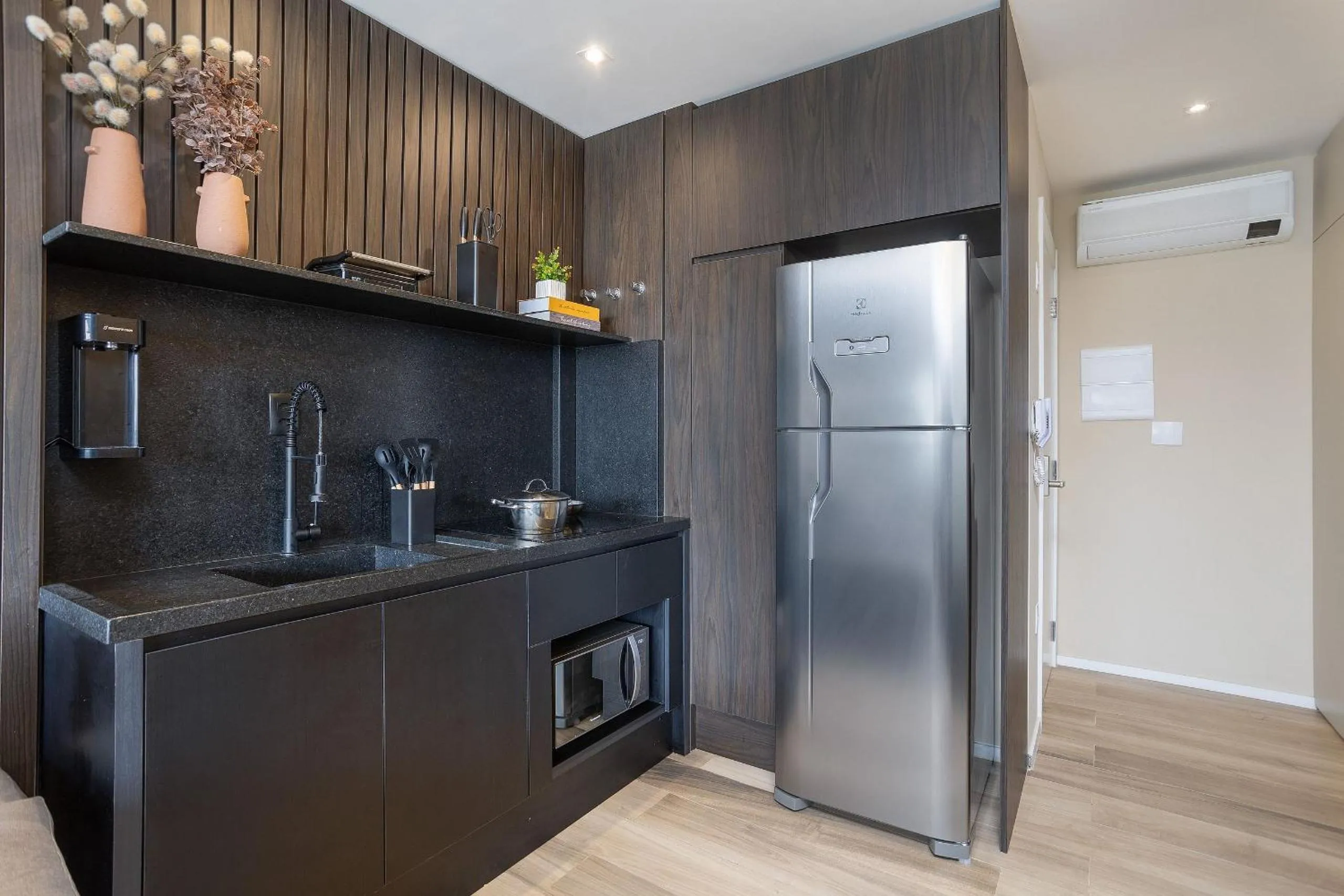 Kitchen or kitchenette in DSG Itaim by Conviva