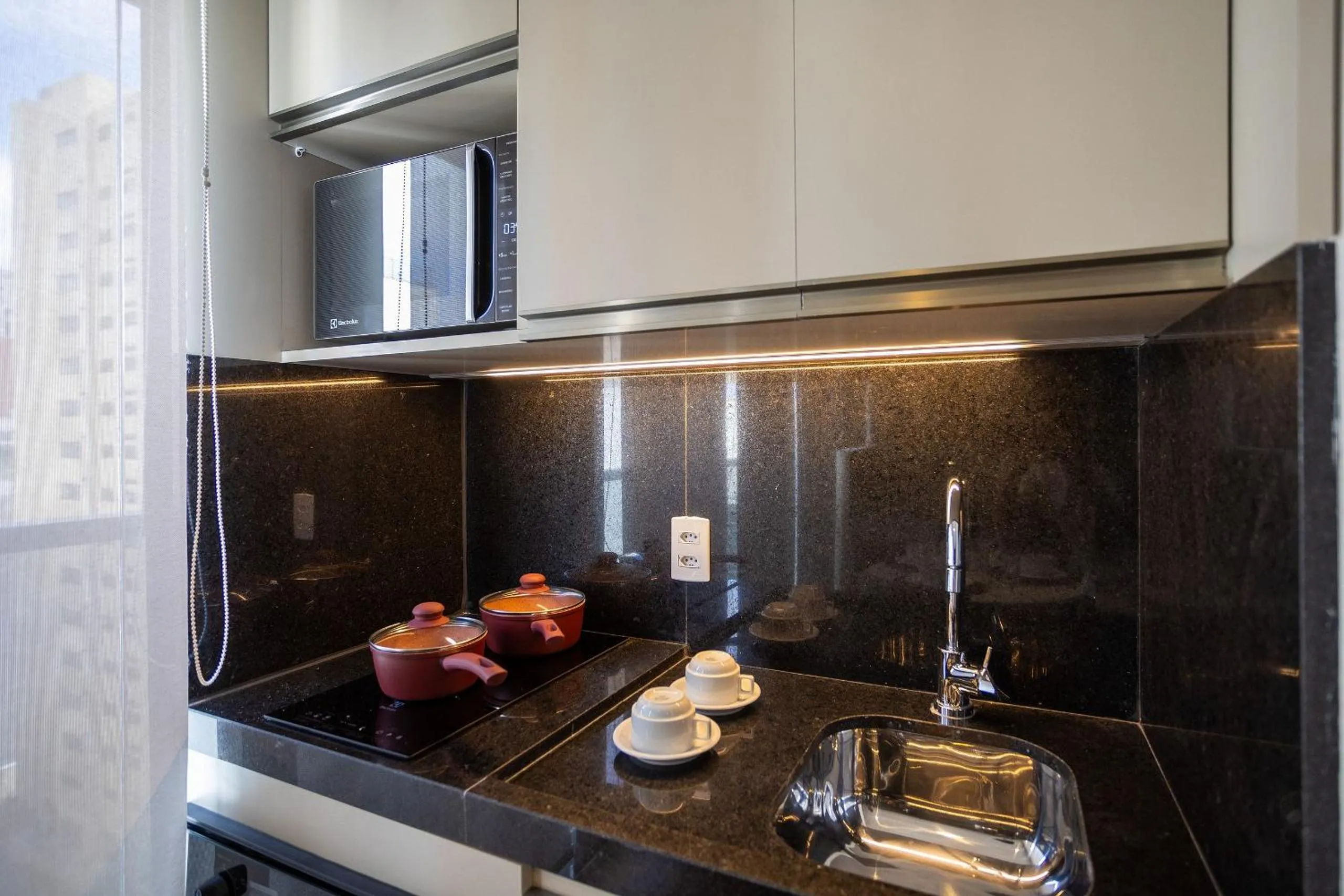 Kitchen or kitchenette in DSG Itaim by Conviva