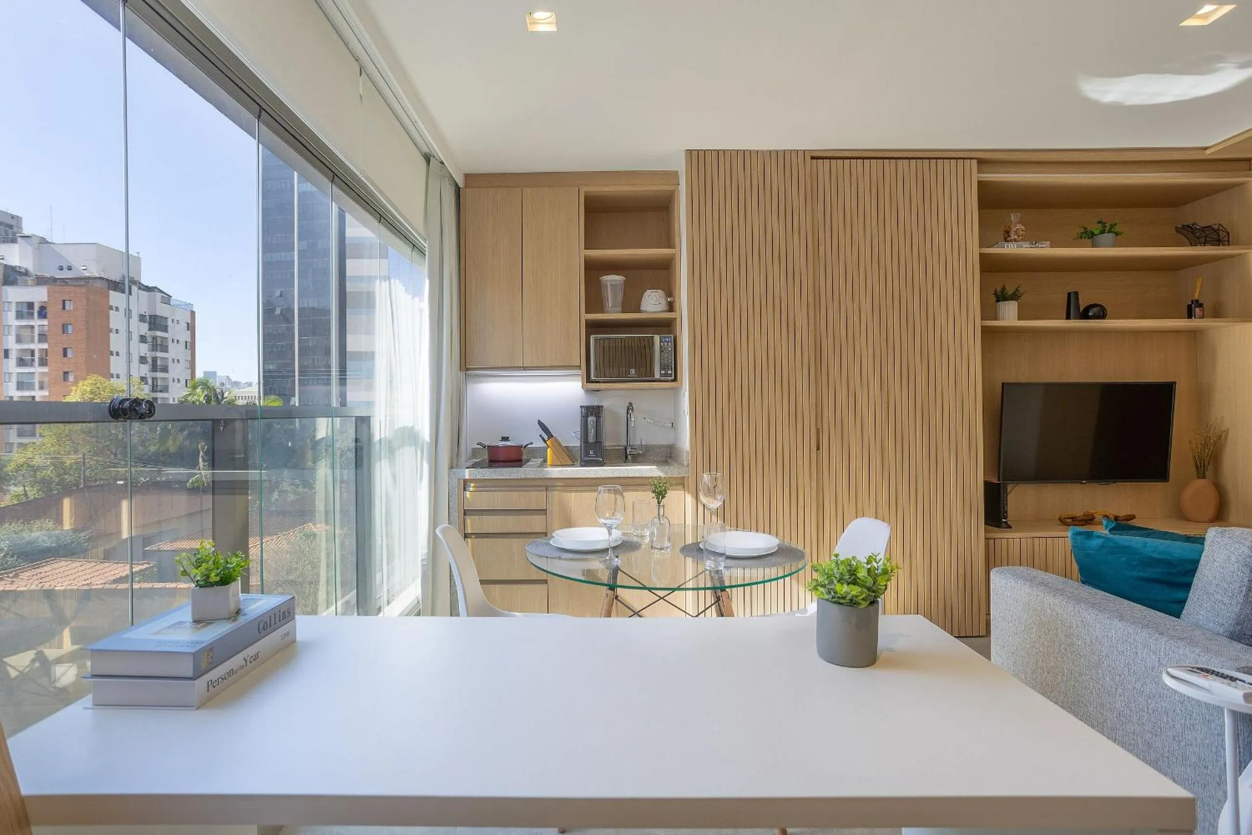 Kitchen or kitchenette in DSG Itaim by Conviva