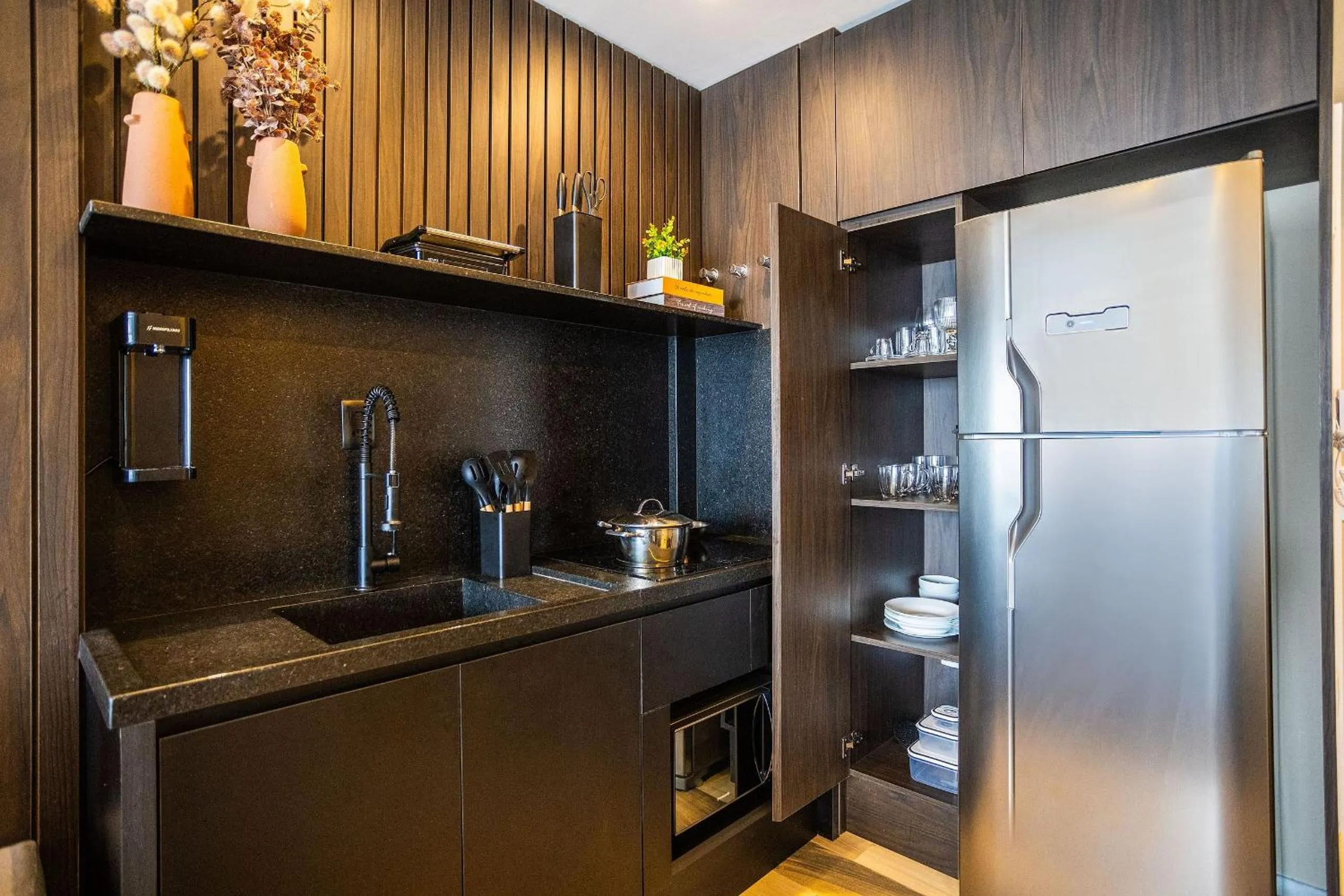 Kitchen or kitchenette in DSG Itaim by Conviva