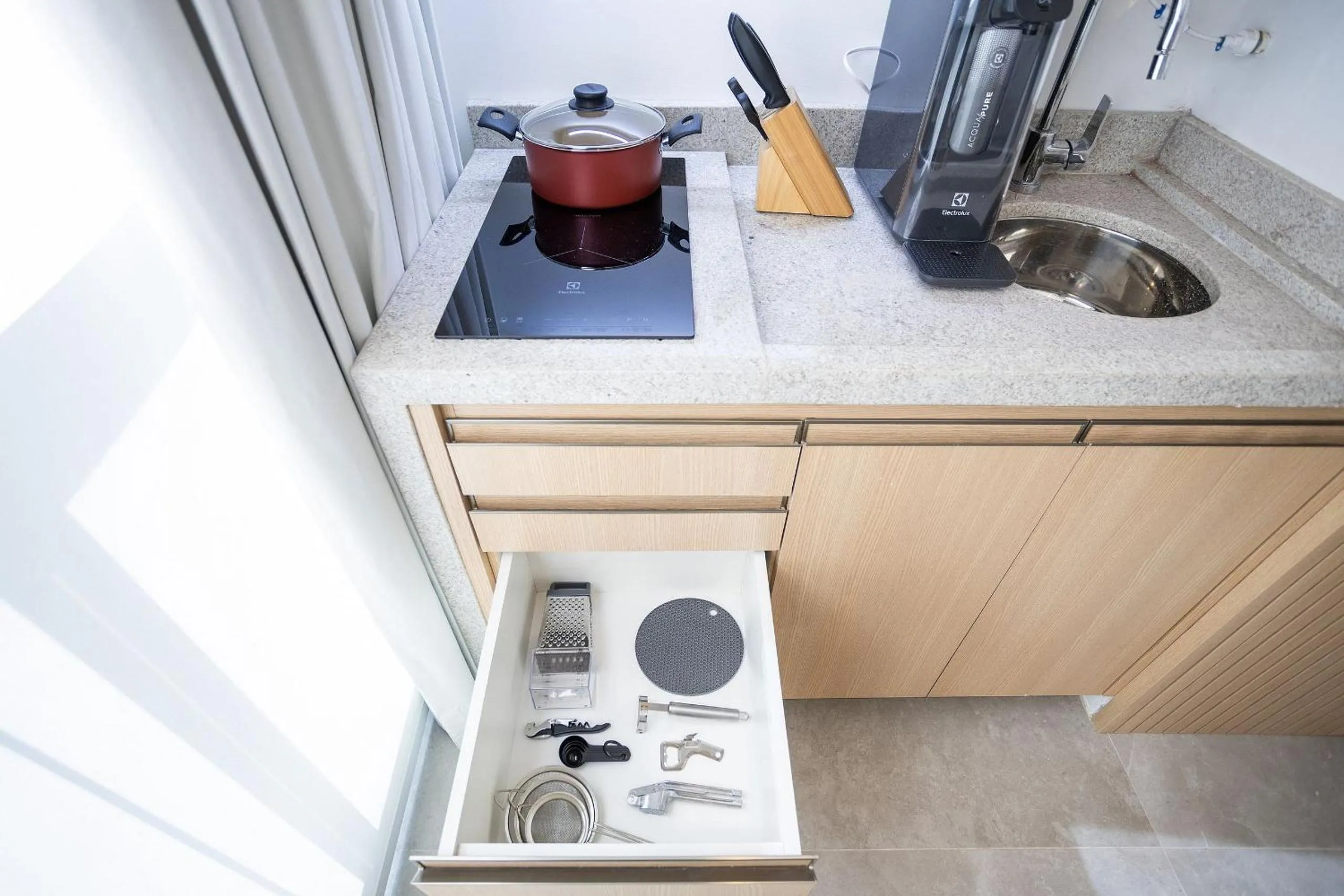 Kitchen or kitchenette in DSG Itaim by Conviva