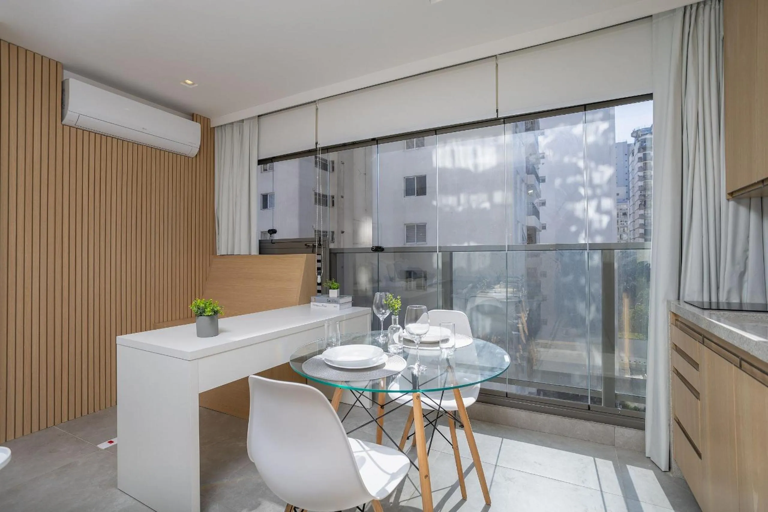 Kitchen or kitchenette in DSG Itaim by Conviva