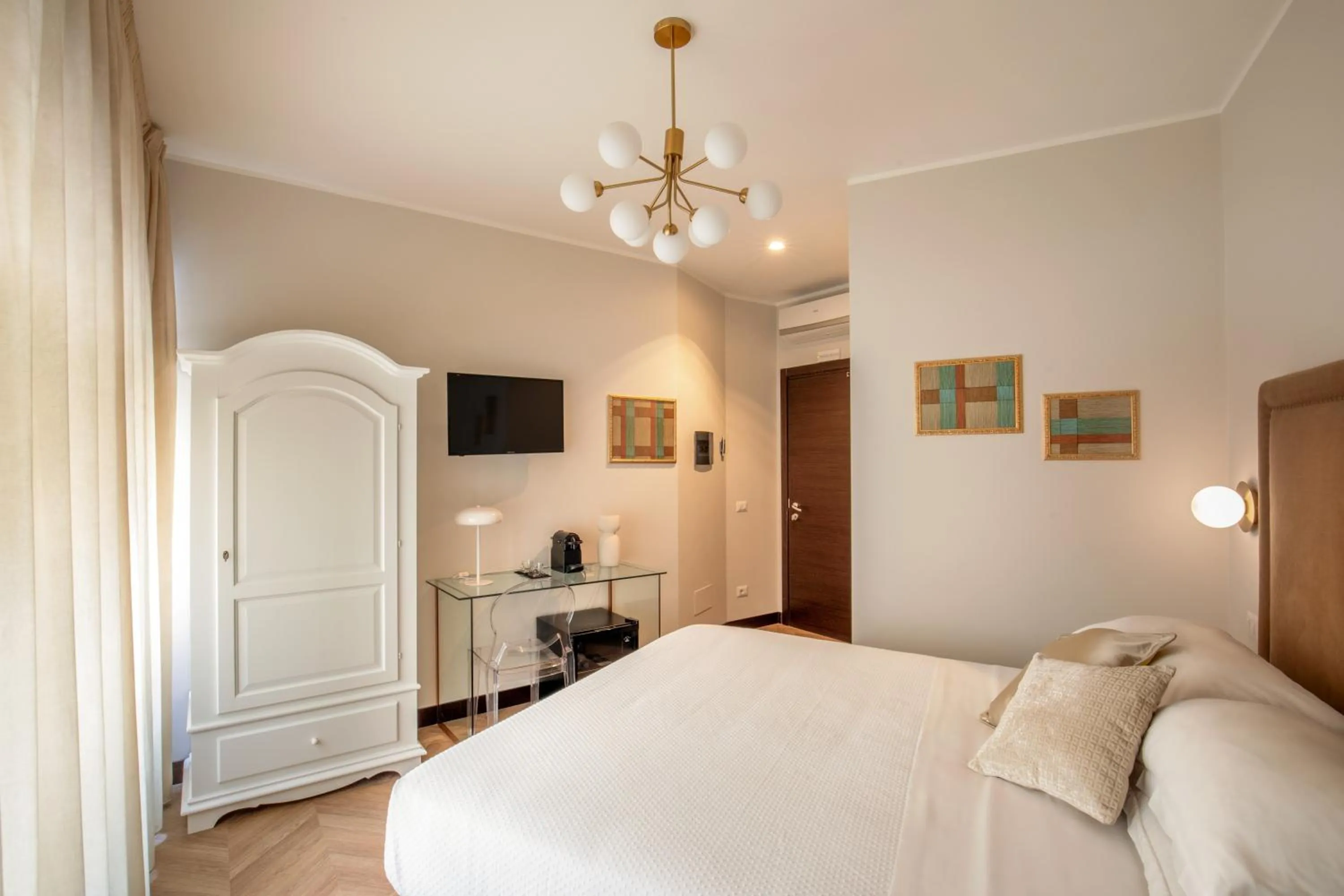 Photo of the whole room, Bed in Daplace - Hotel Gran Torino Suites