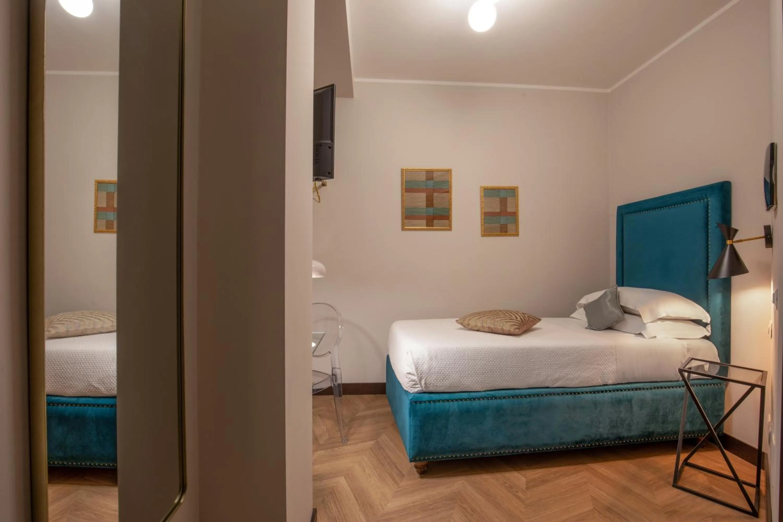 Photo of the whole room, Bed in Daplace - Hotel Gran Torino Suites