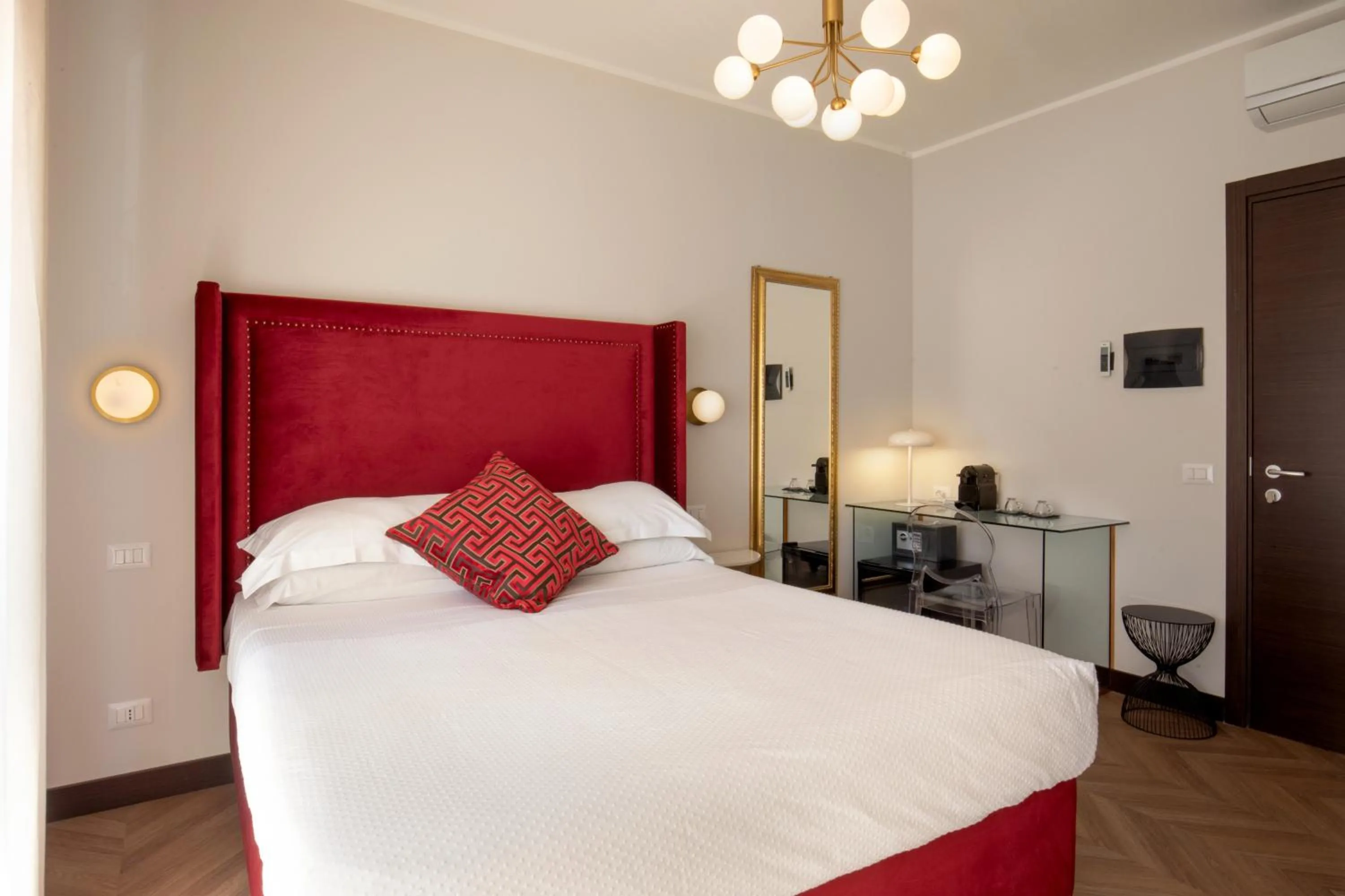 Photo of the whole room, Bed in Daplace - Hotel Gran Torino Suites