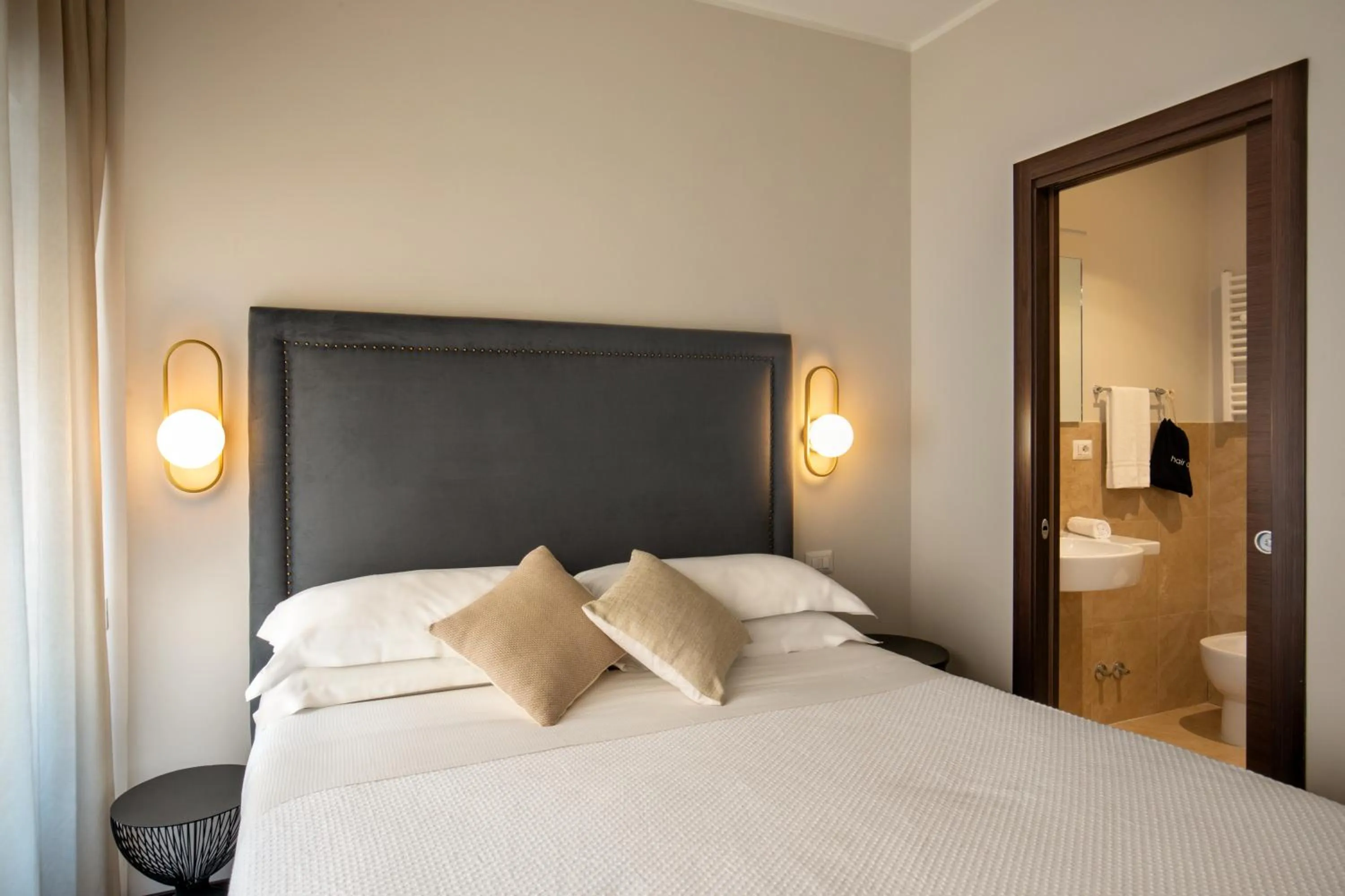 Photo of the whole room, Bed in Daplace - Hotel Gran Torino Suites