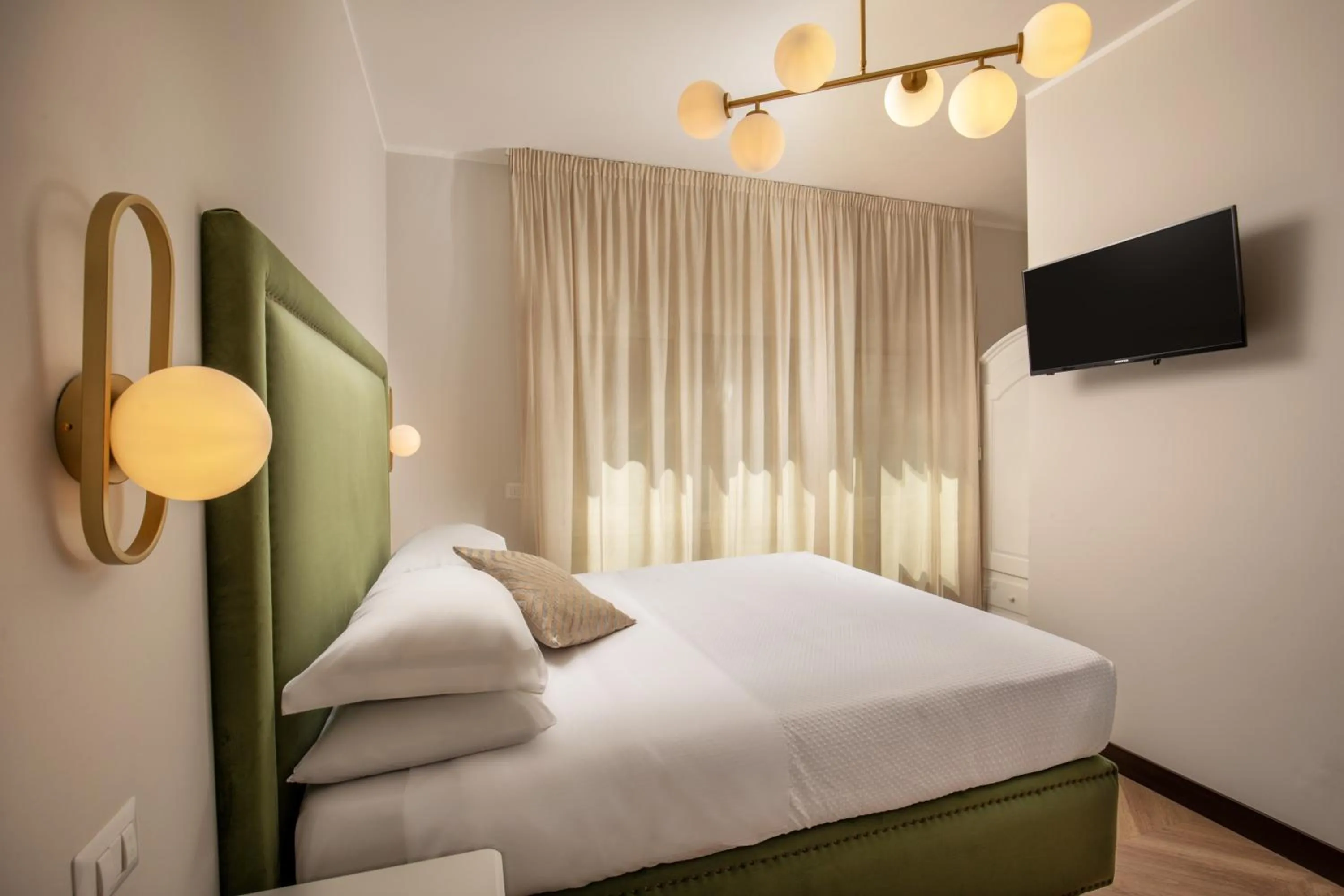 Photo of the whole room, Bed in Daplace - Hotel Gran Torino Suites