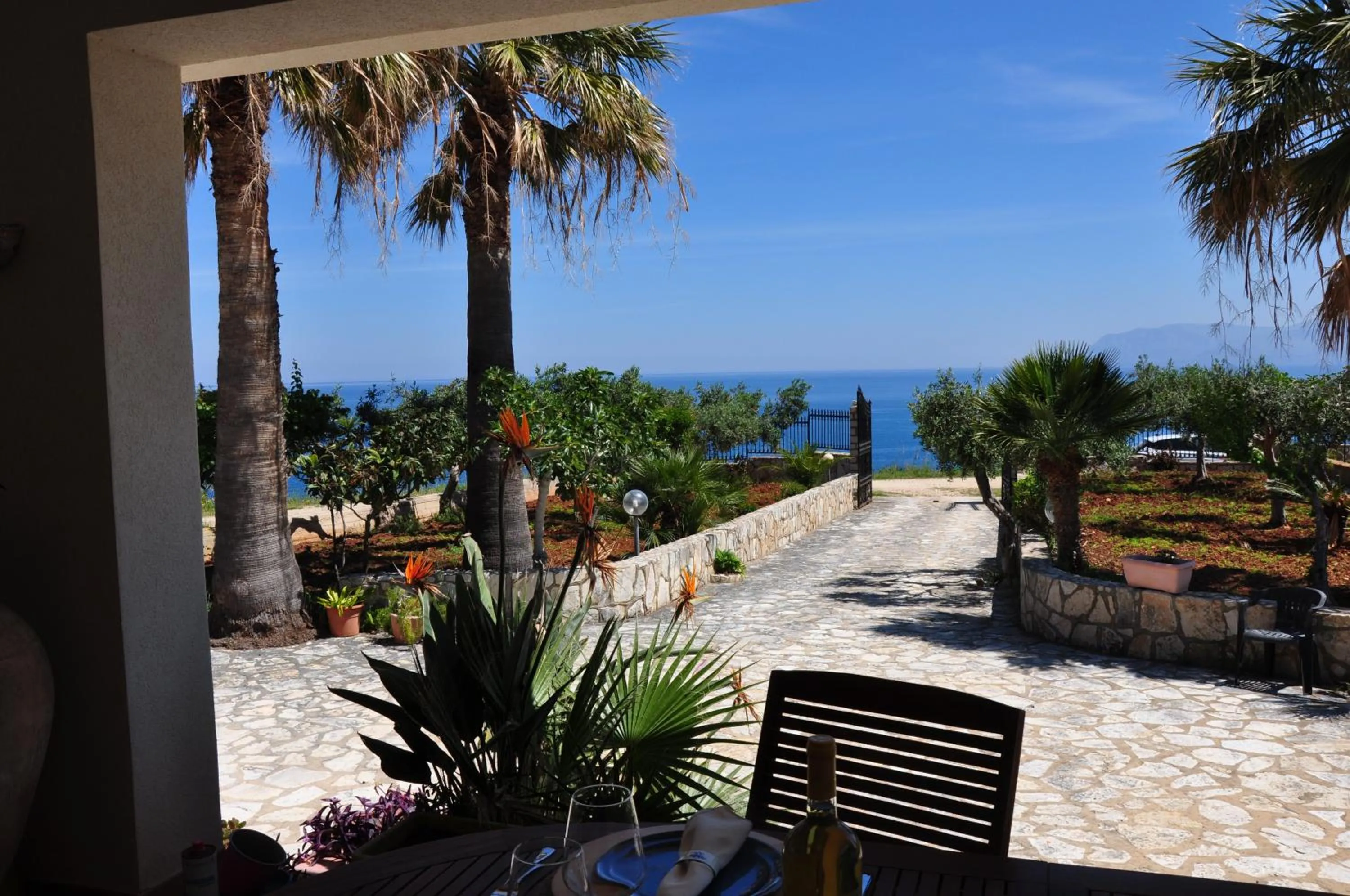 Garden view in Villa Cala Rossa Antonella