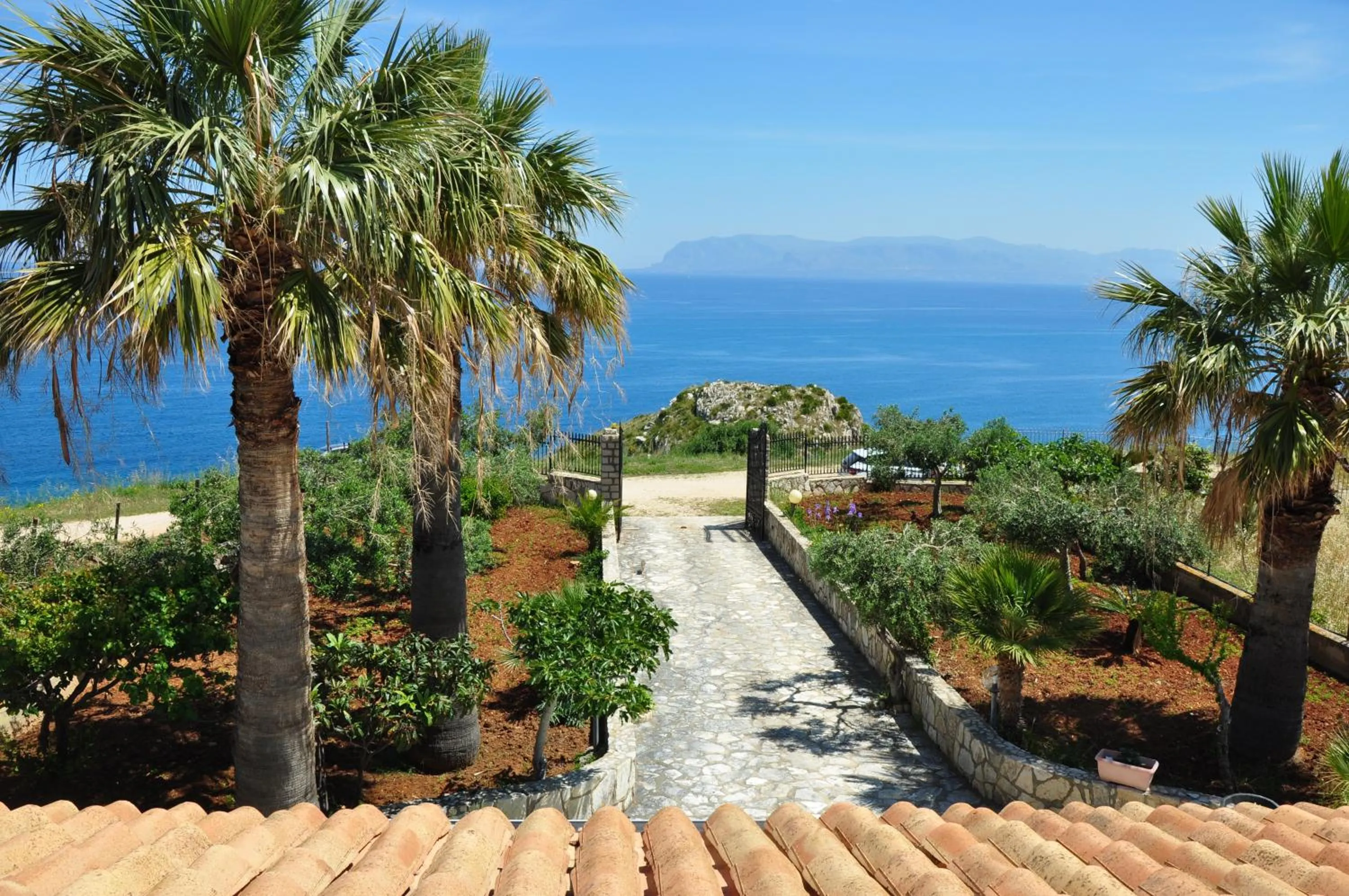 Garden view in Villa Cala Rossa Antonella