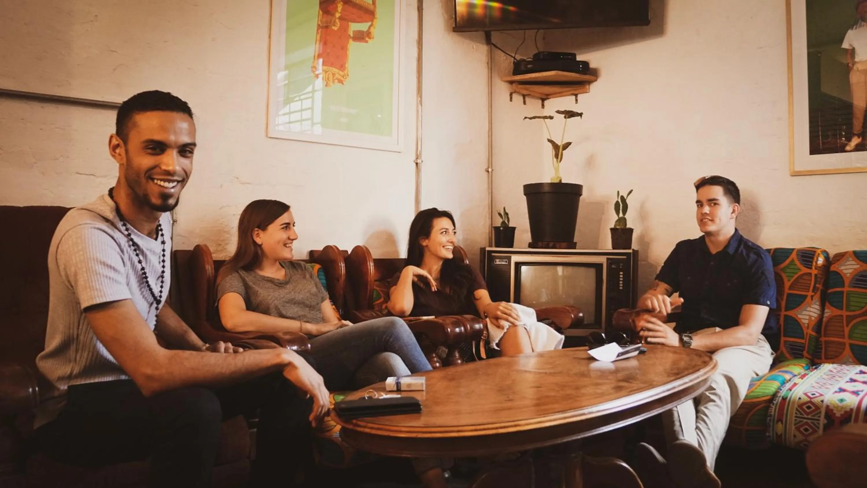 Communal lounge/ TV room in CURIOCITY Backpackers Johannesburg