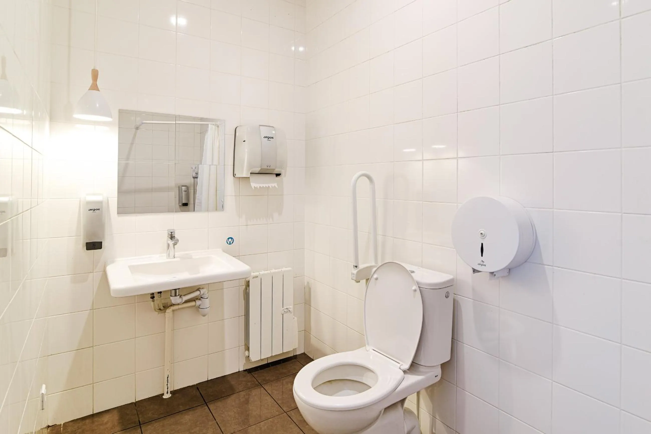 Shower in SLO Hostel Lyon Saxe