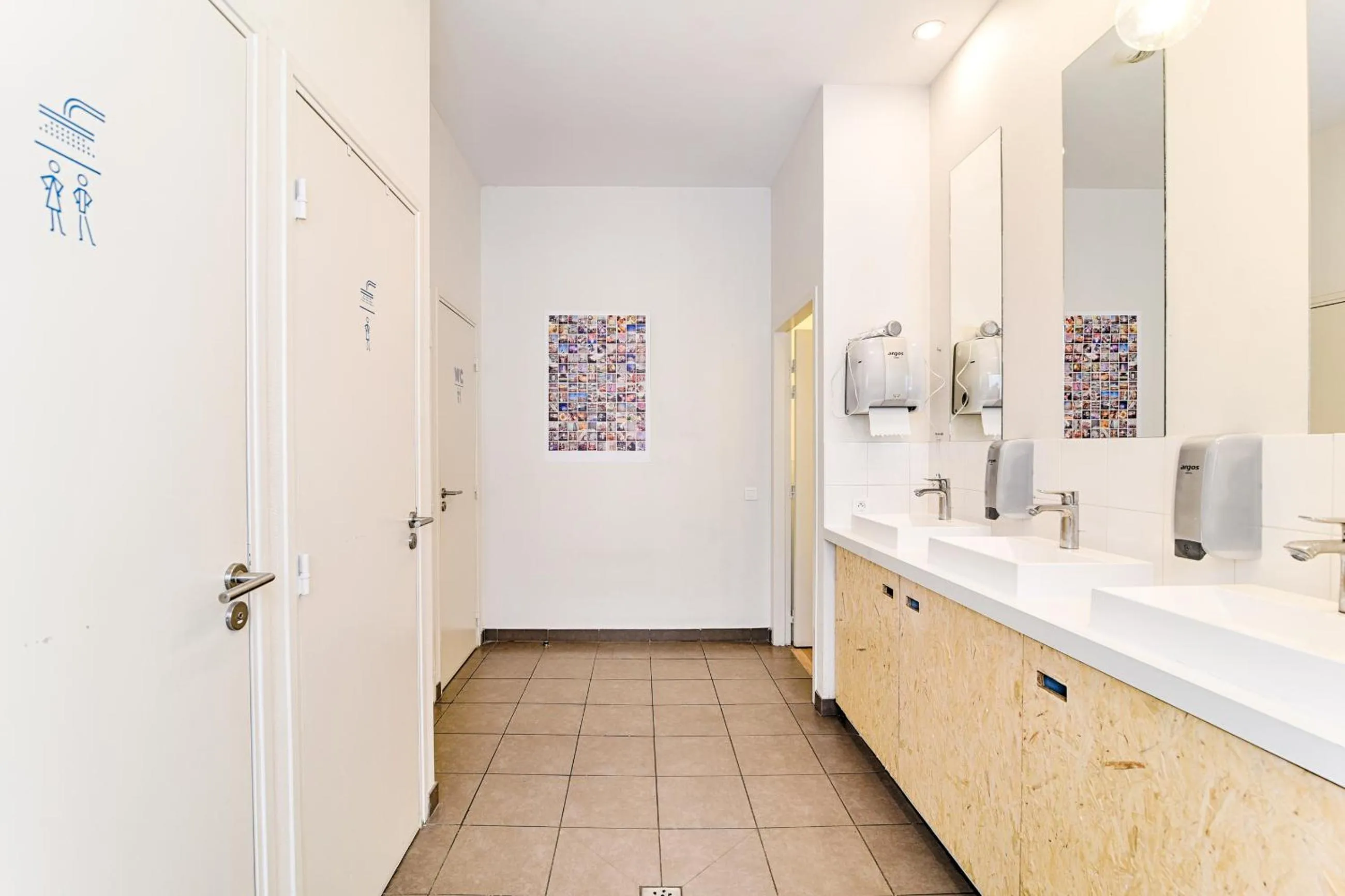 Shower in SLO Hostel Lyon Saxe