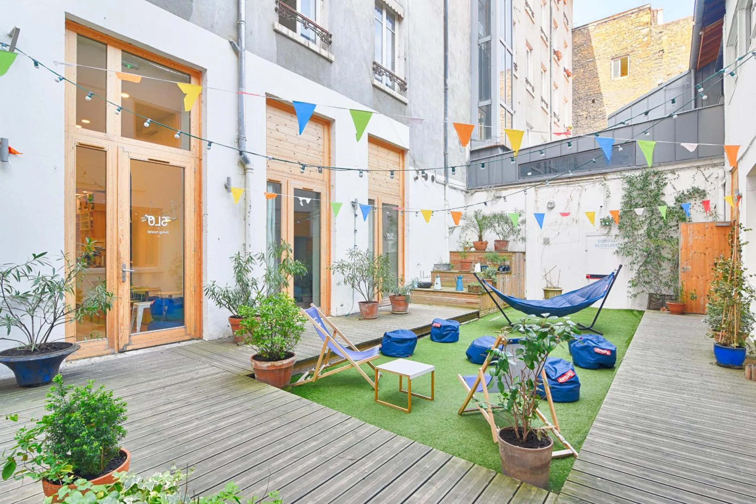 Patio in SLO Hostel Lyon Saxe