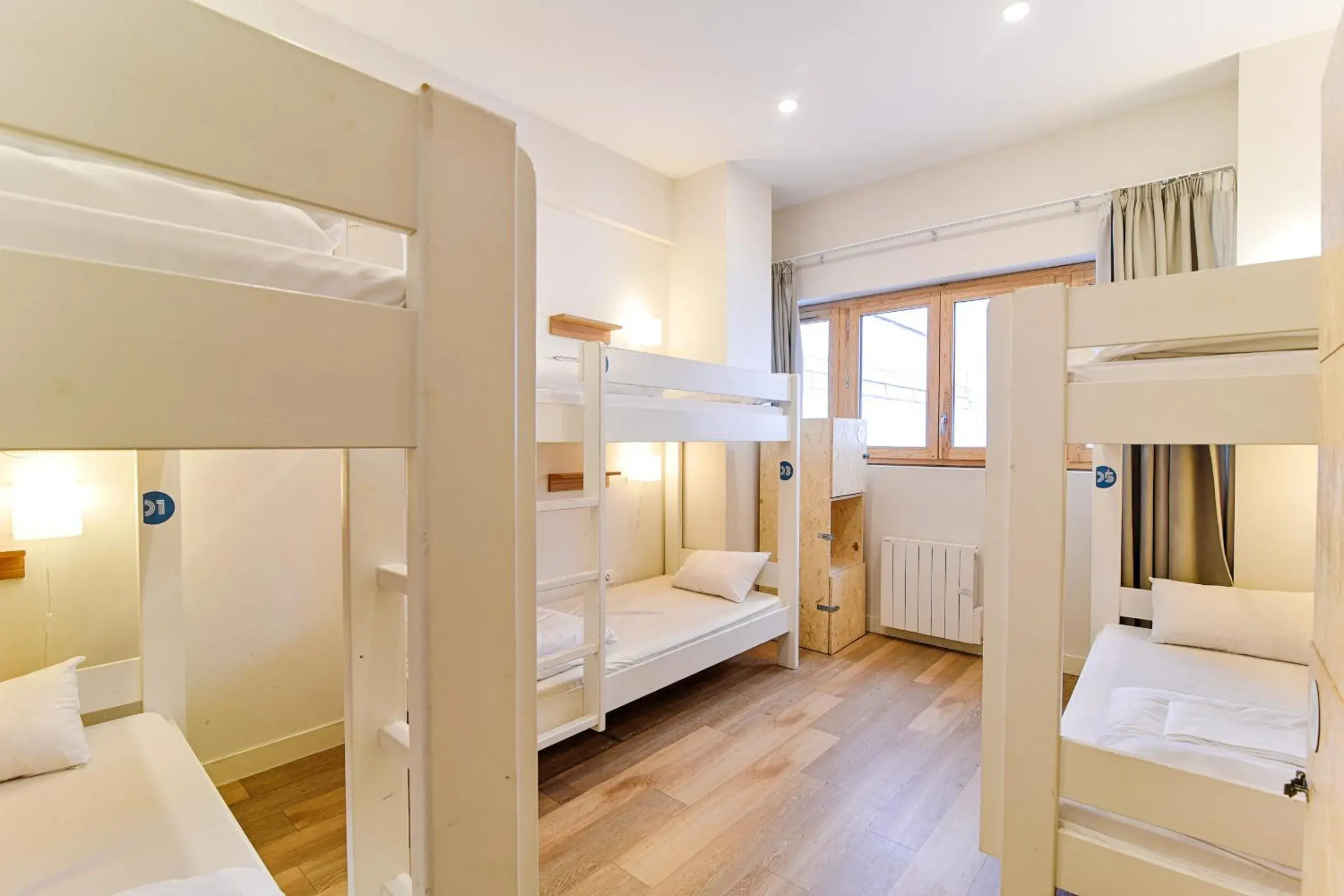 Bunk Bed in 6-Bed Mixed Dormitory Room in SLO Hostel Lyon Saxe Bunk Bed in 6-Bed Mixed Dormitory Room in SLO Hostel Lyon Saxe