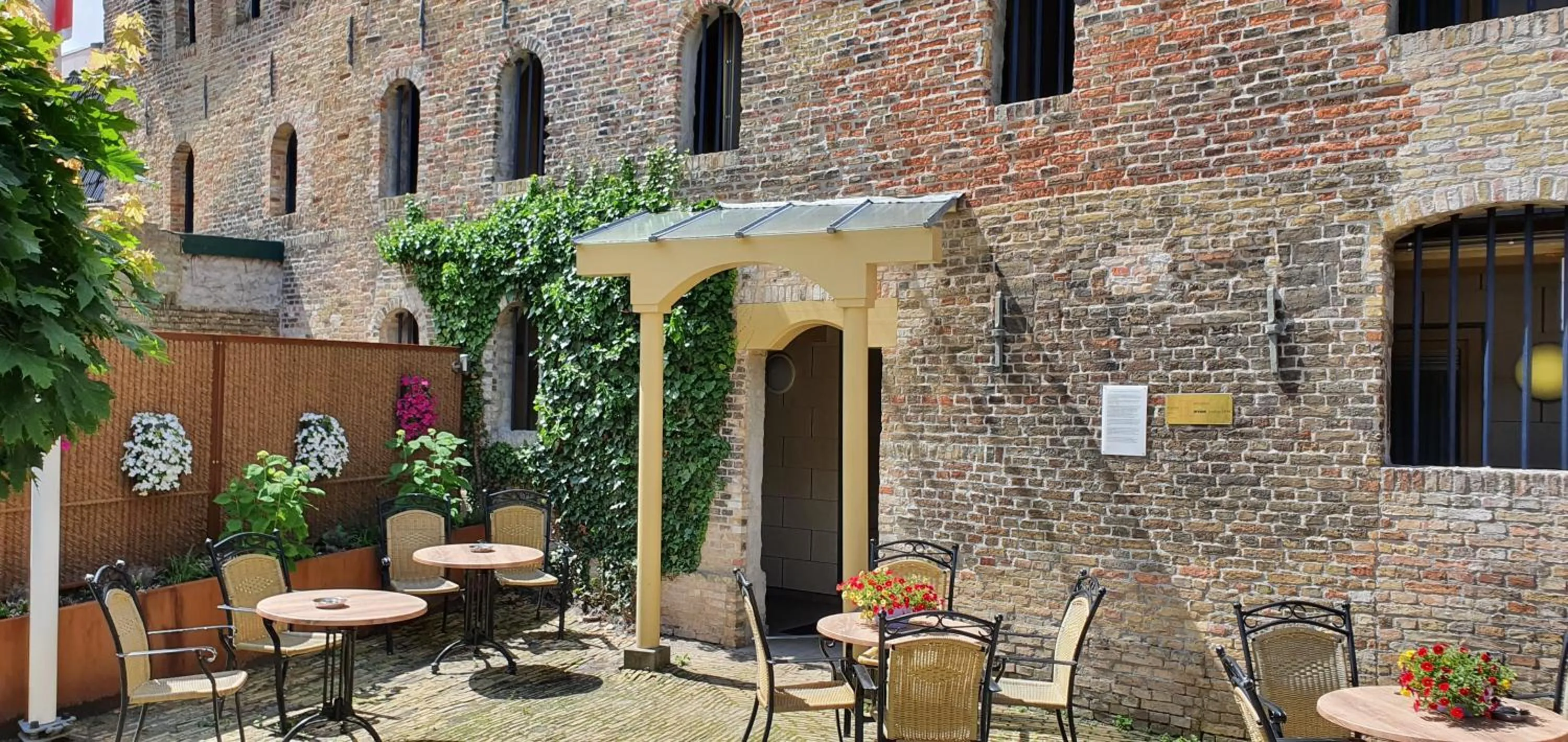 Property building in Hotel Almenum - het sfeervolle stadslogement -