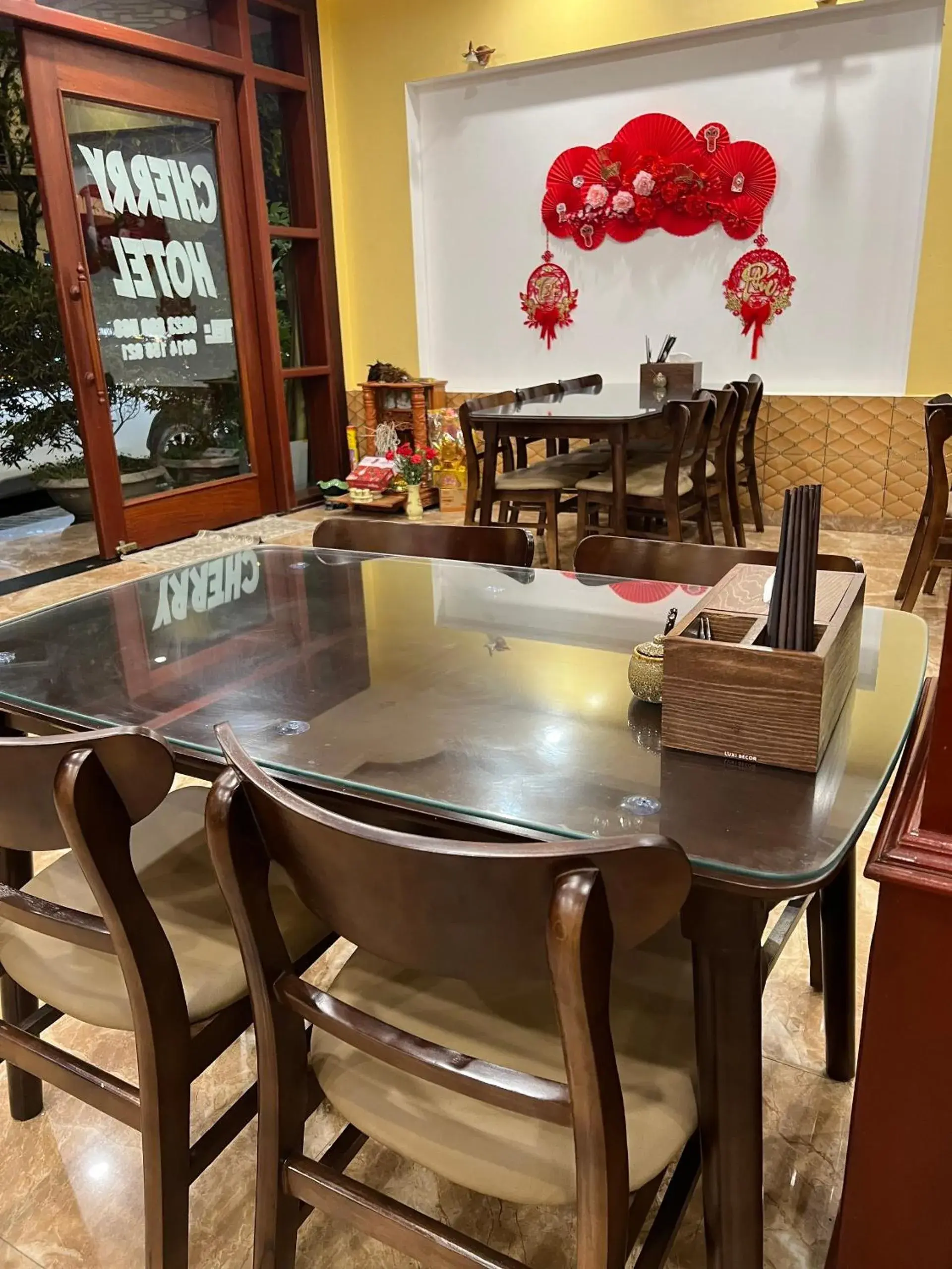 Restaurant/places to eat in Cherry Hotel Restaurant/places to eat in Cherry Hotel