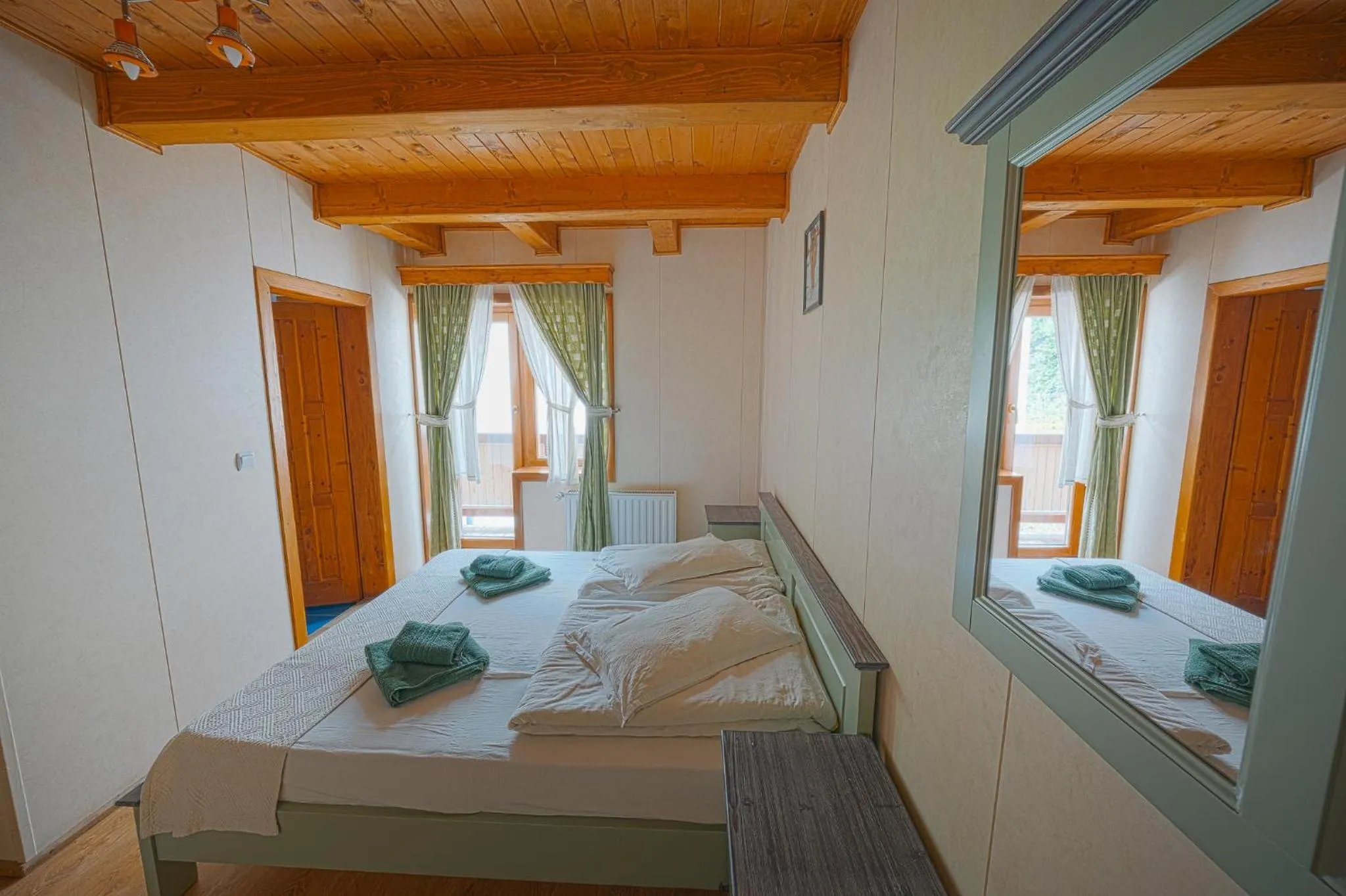 Bed in Pensiunea Vanatorul