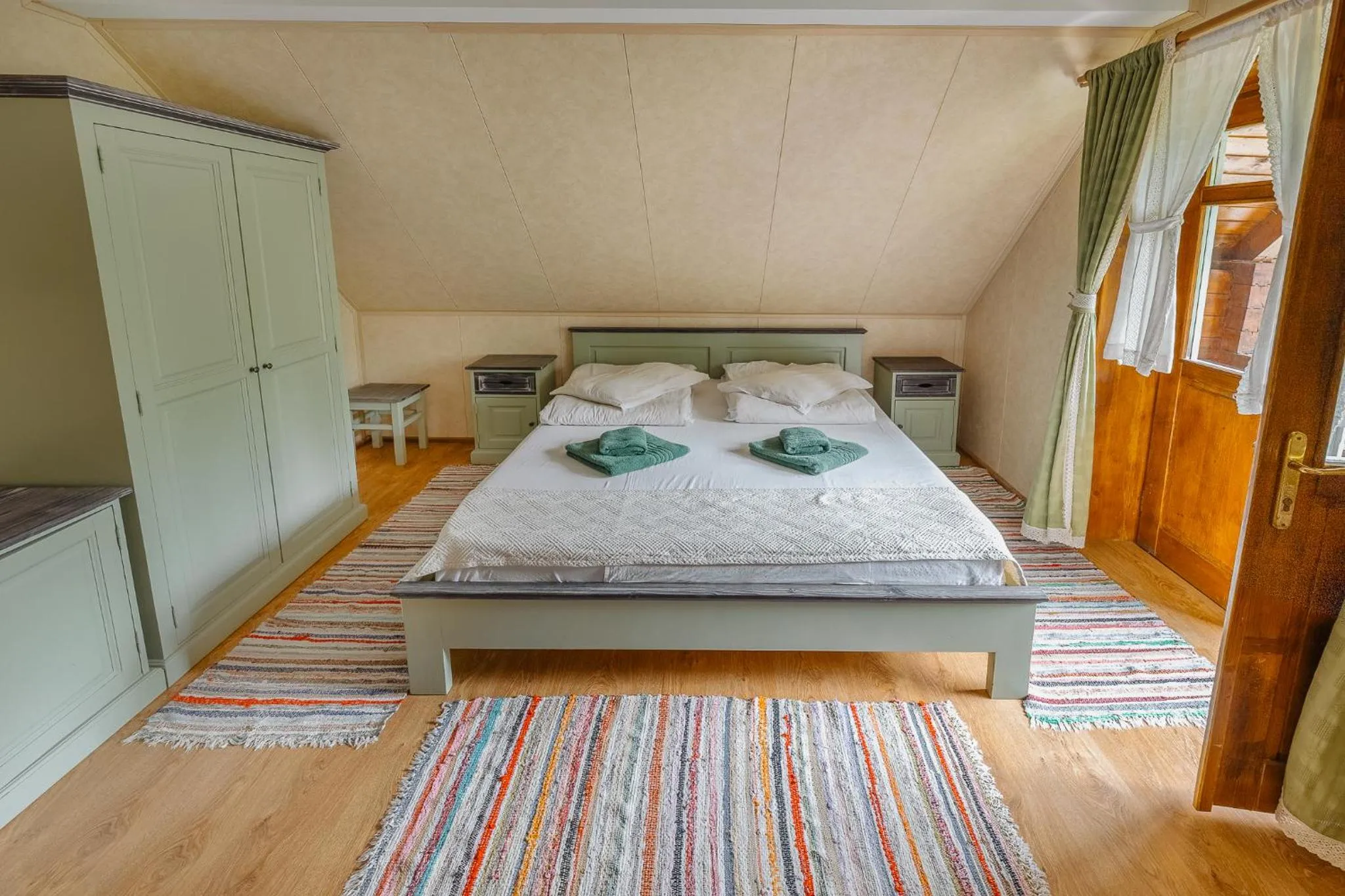 Bed in Pensiunea Vanatorul