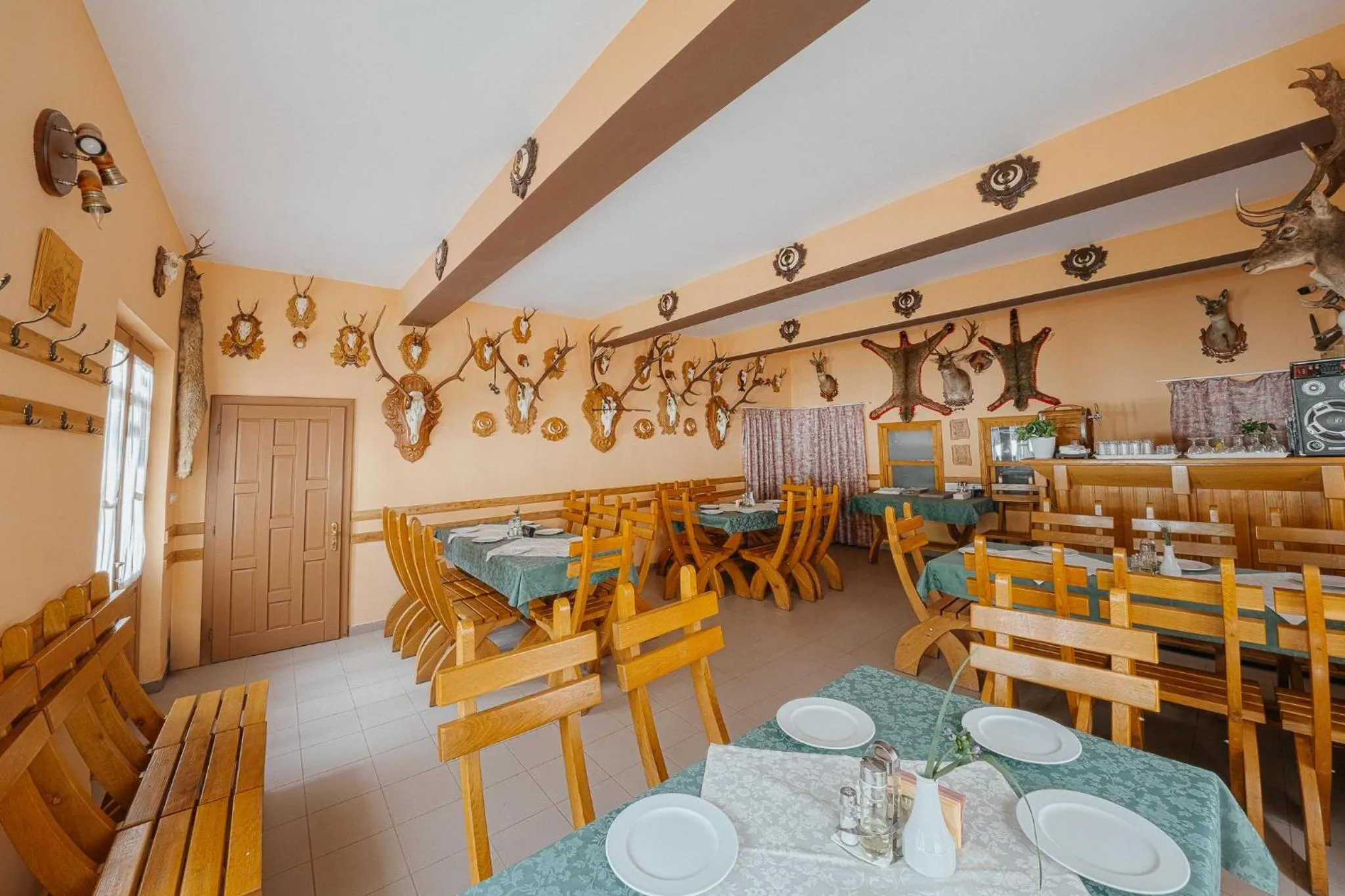 Restaurant/places to eat in Pensiunea Vanatorul