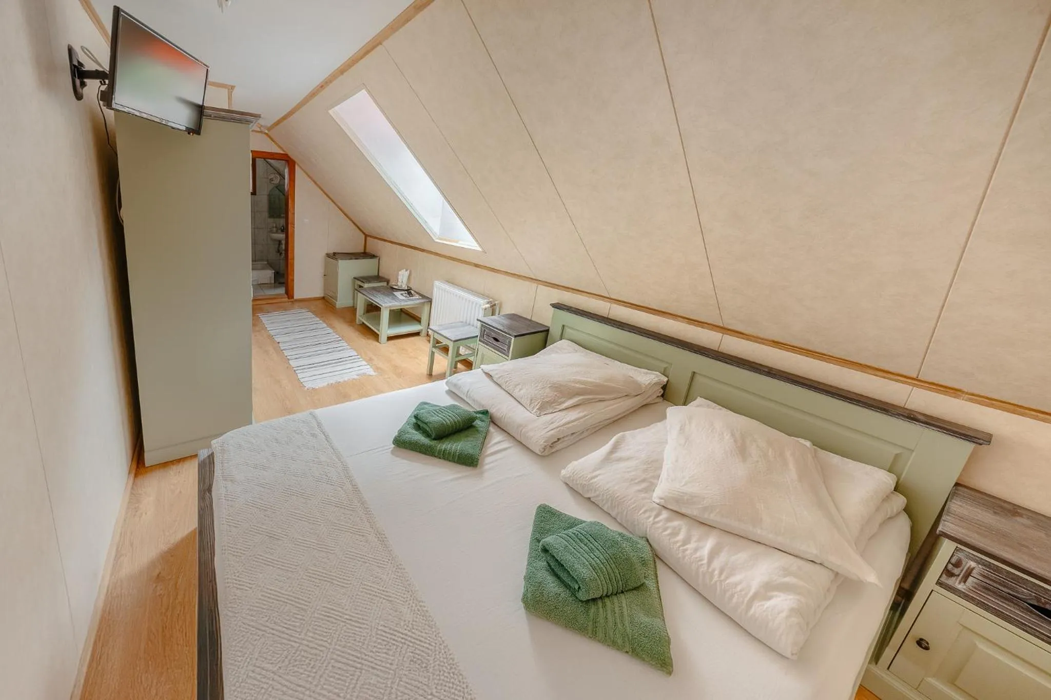 Bed in Pensiunea Vanatorul