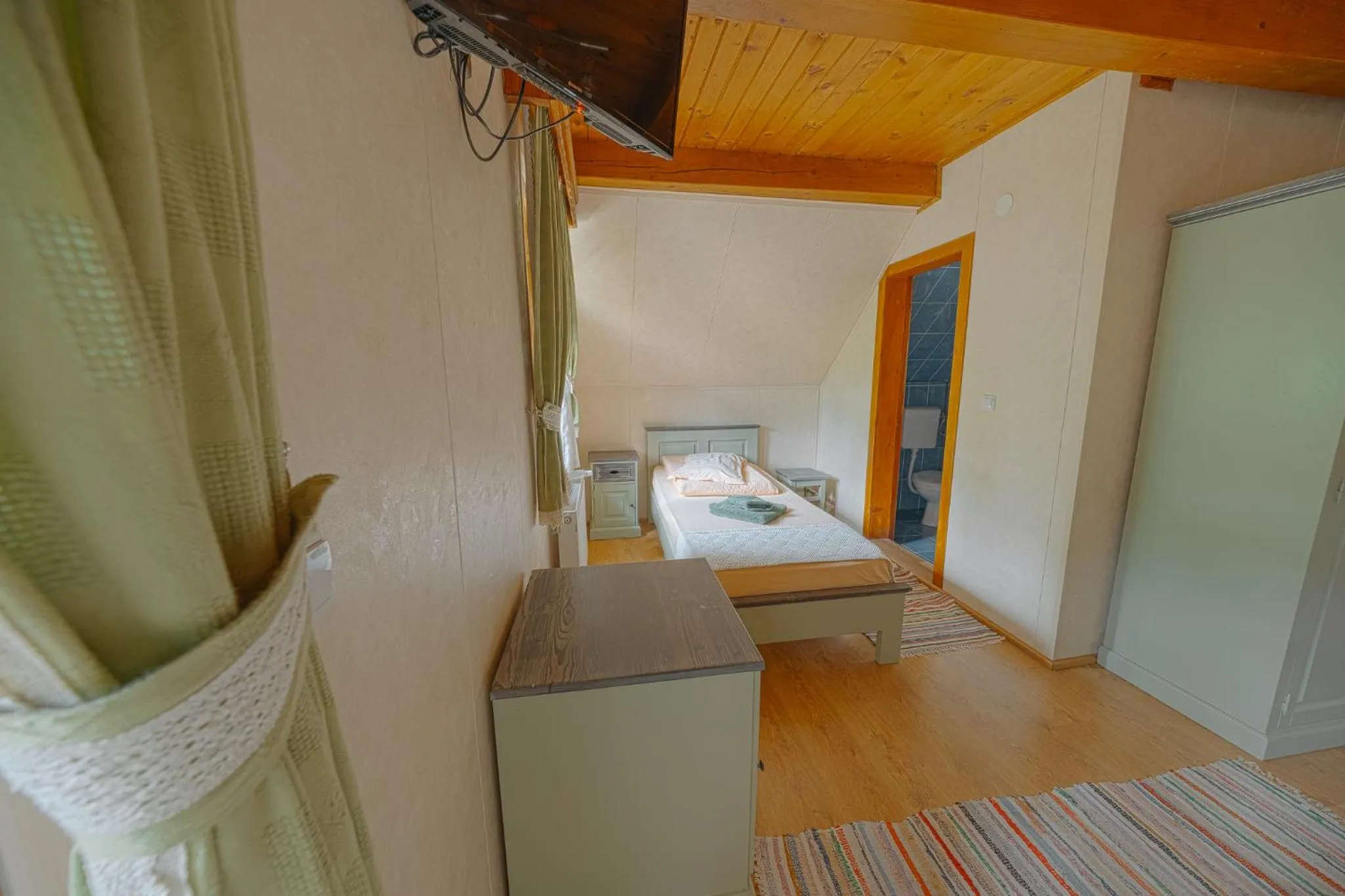 Bed in Pensiunea Vanatorul