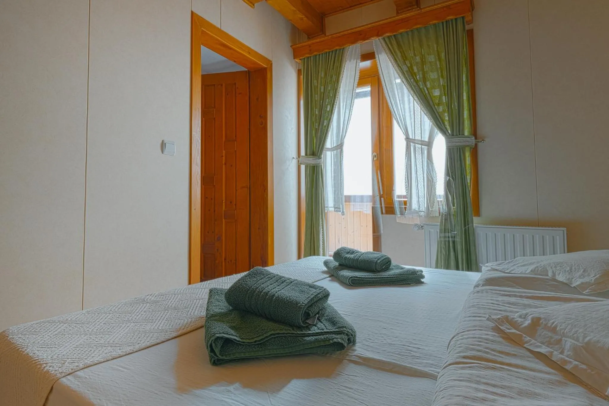 Bed in Pensiunea Vanatorul