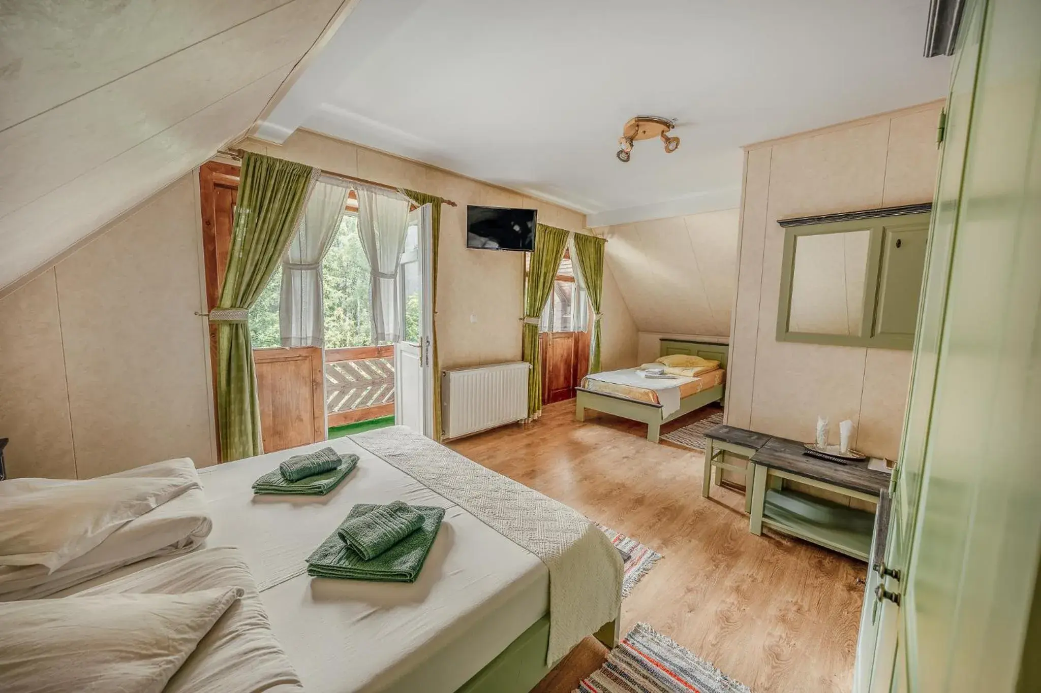 Triple Room with Balcony in Pensiunea Vanatorul Triple Room with Balcony in Pensiunea Vanatorul