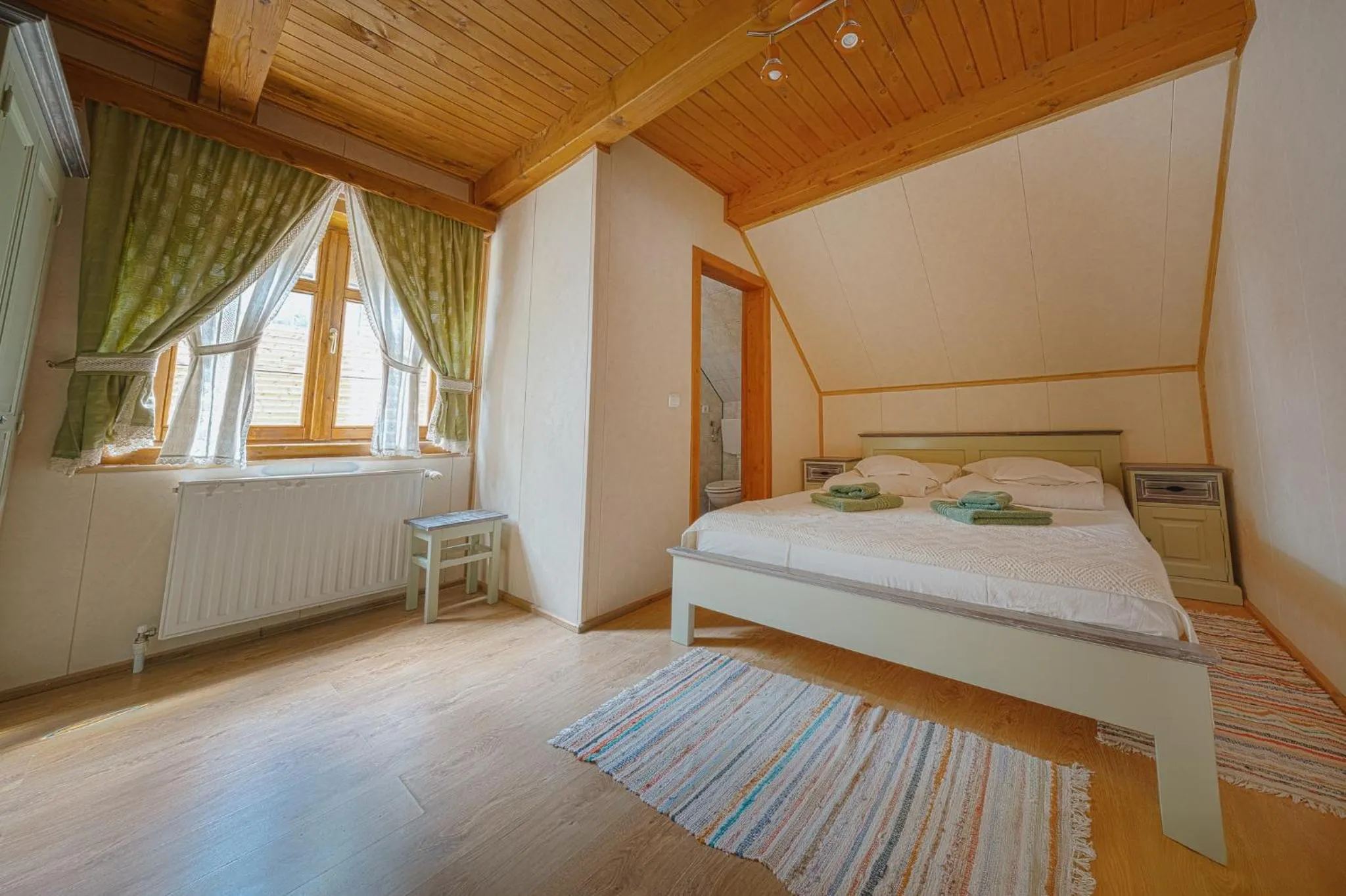 Bed in Pensiunea Vanatorul