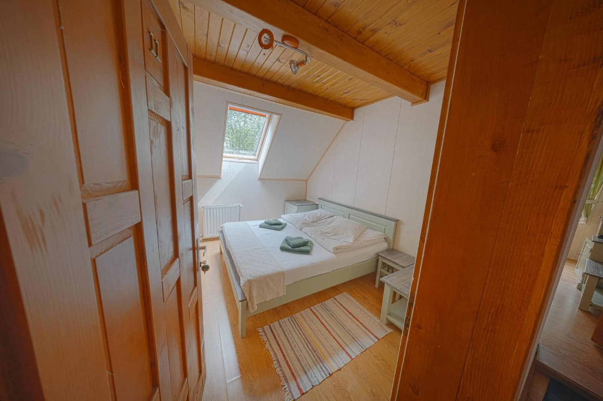 Bed in Pensiunea Vanatorul