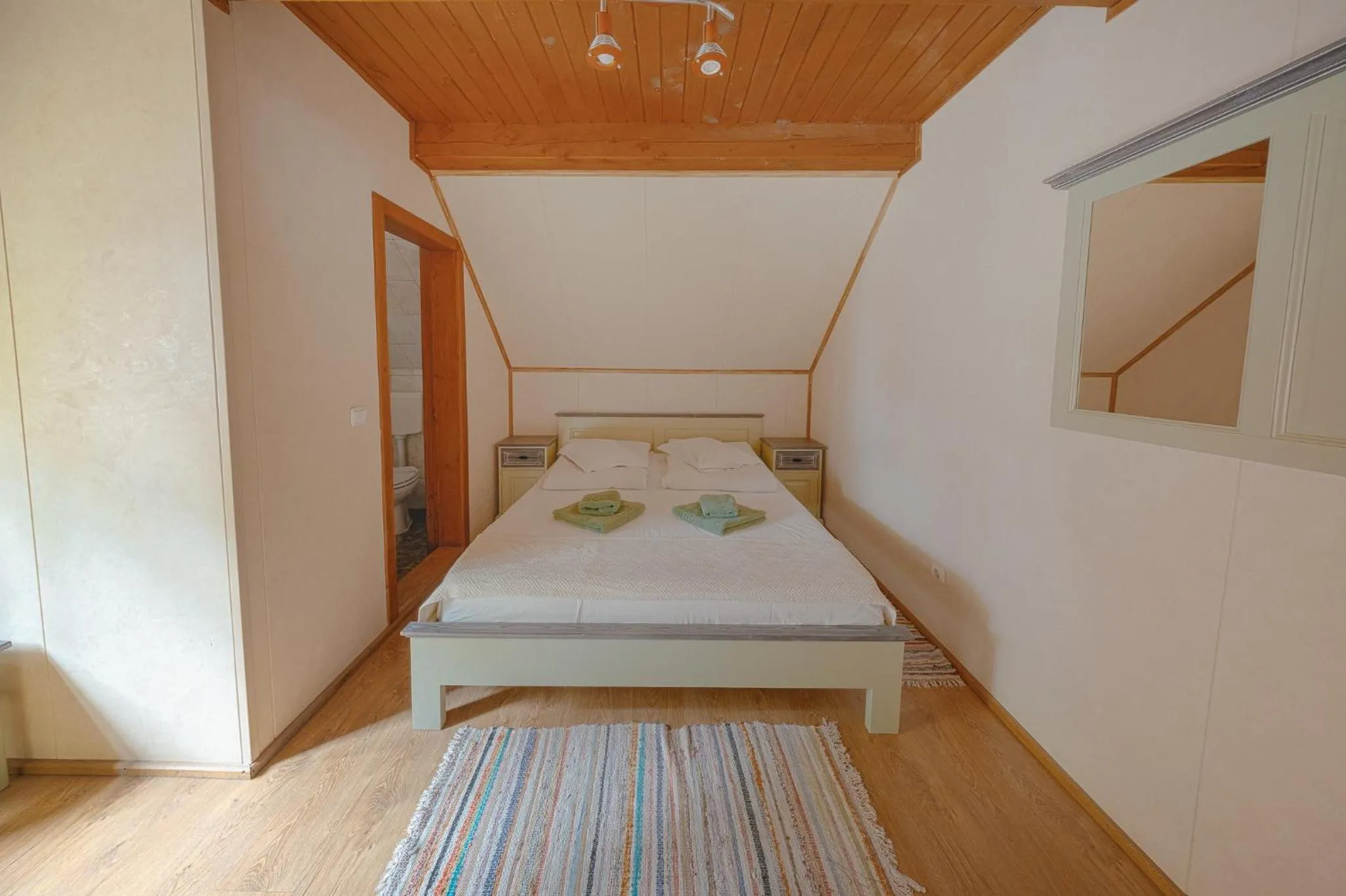 Bed in Pensiunea Vanatorul