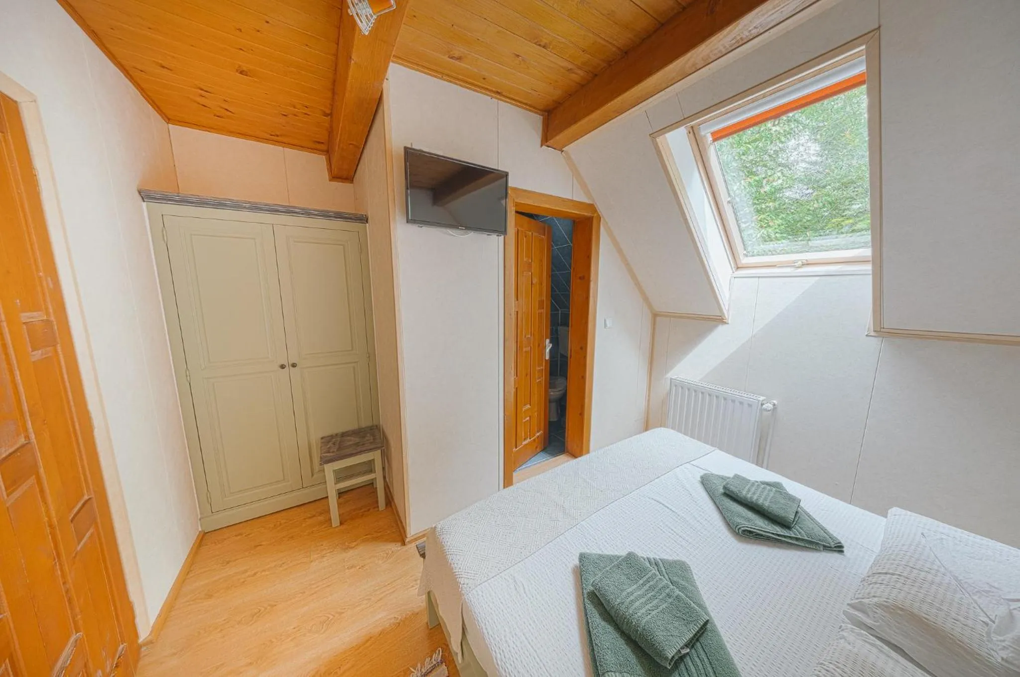 Bed in Pensiunea Vanatorul