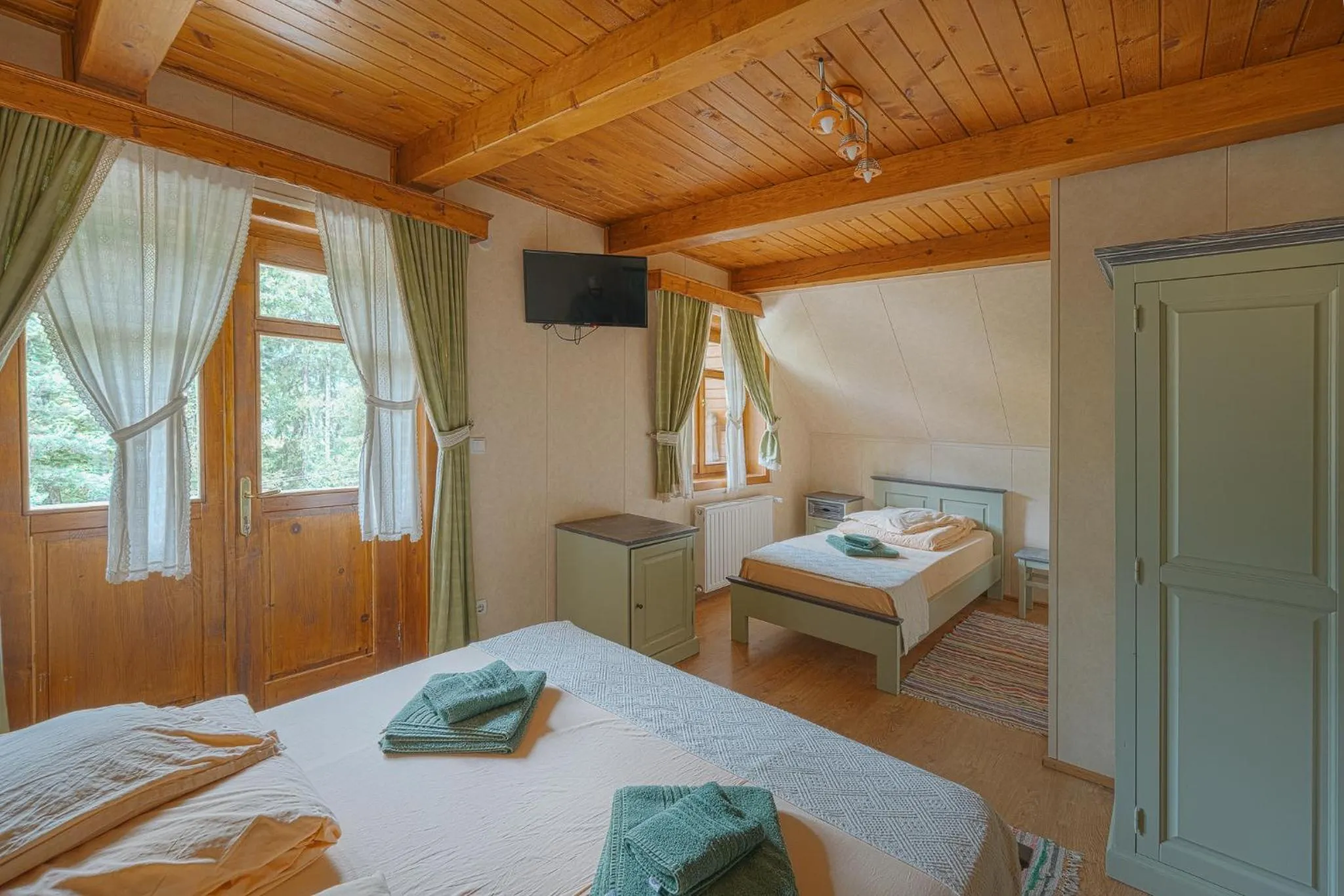 Bed in Pensiunea Vanatorul