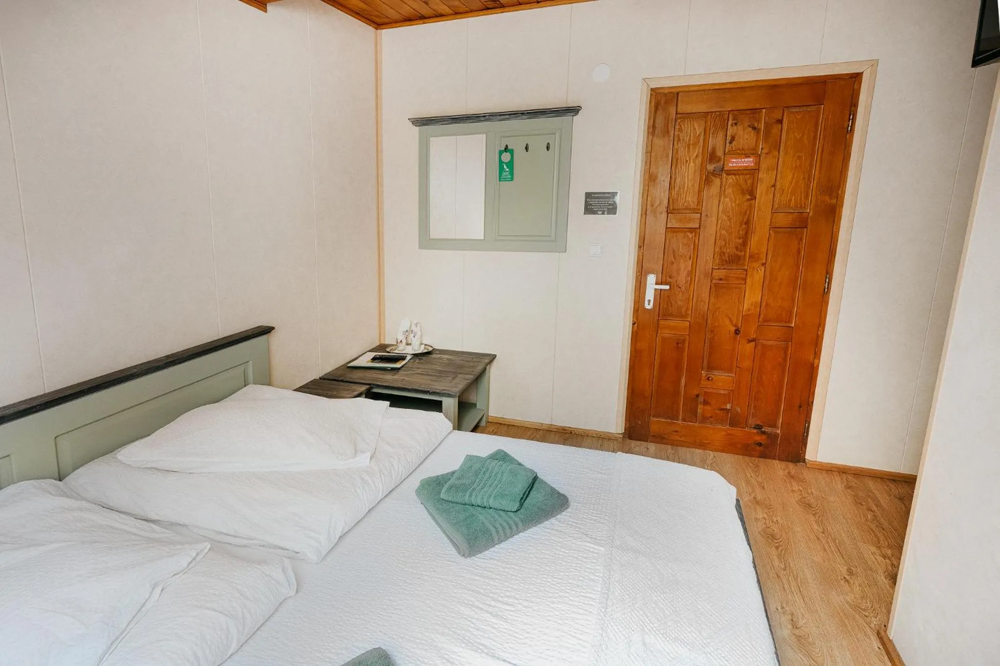 Bed in Pensiunea Vanatorul