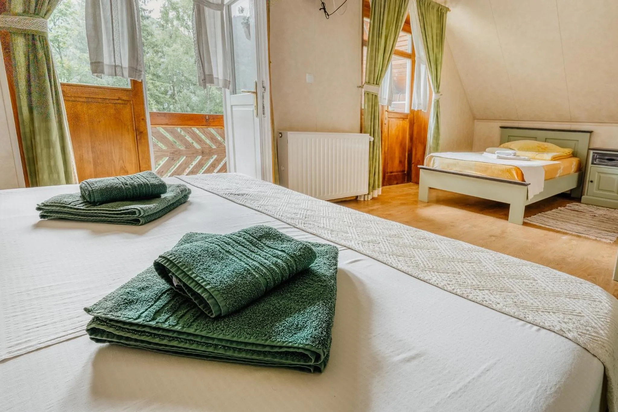 Bed in Pensiunea Vanatorul