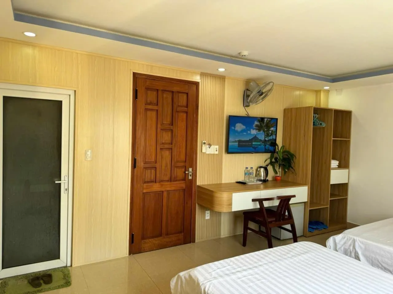 wardrobe, Bed in Thanh Hiền HB Hotel
